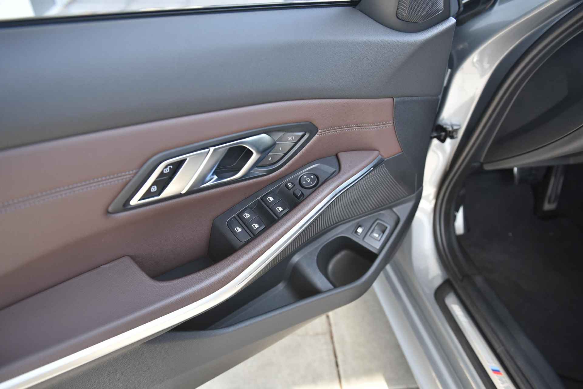 BMW 3 Serie Touring 330e xDrive Glazen Schuifdak / 19 Inch / Comfort Acces / Getinte Ramen Achter / Electrisch Verstelbare Voorstoelen / Adaptieve Led Koplampen / Driving Assistant / Hifi / Head Up Display - 22/27