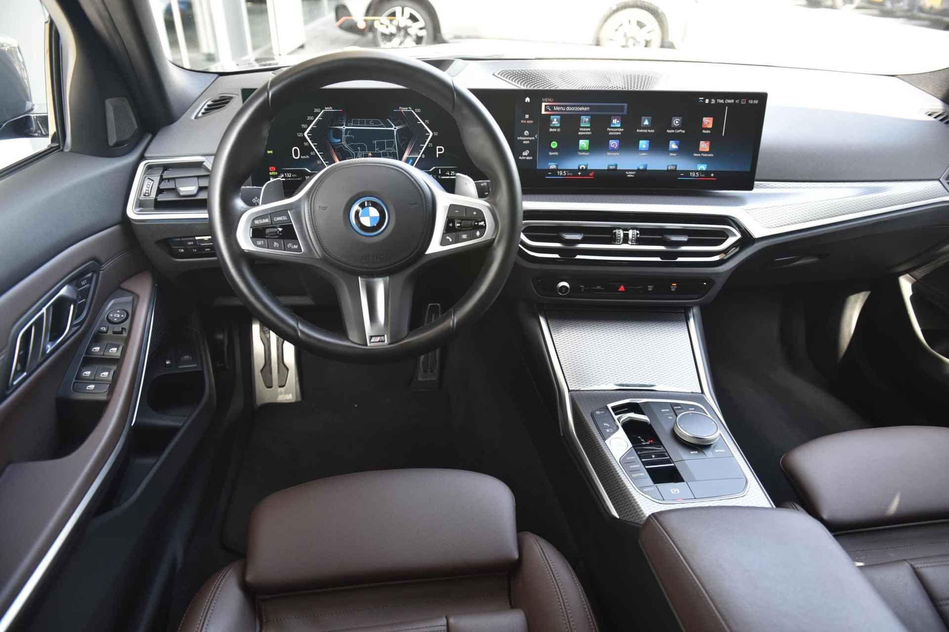 BMW 3 Serie Touring 330e xDrive Glazen Schuifdak / 19 Inch / Comfort Acces / Getinte Ramen Achter / Electrisch Verstelbare Voorstoelen / Adaptieve Led Koplampen / Driving Assistant / Hifi / Head Up Display - 24/27
