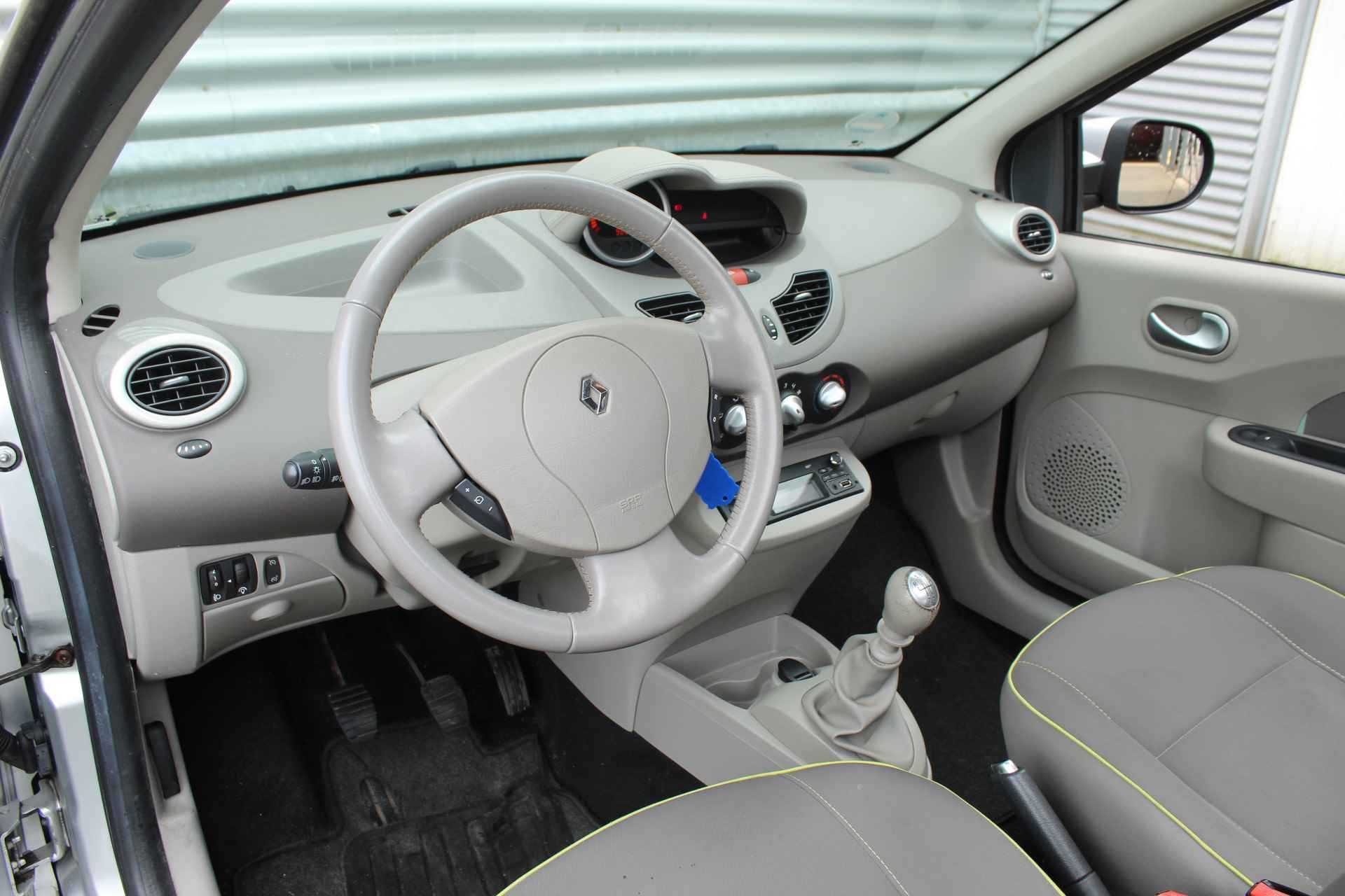 Renault Twingo 1.2 16V 75pk Dynamique Cabrio dak APK 05-2025 Lage km Stand Cruise El. Vouwdak 2 Stoelen achter CPV El. Ramen - 12/30