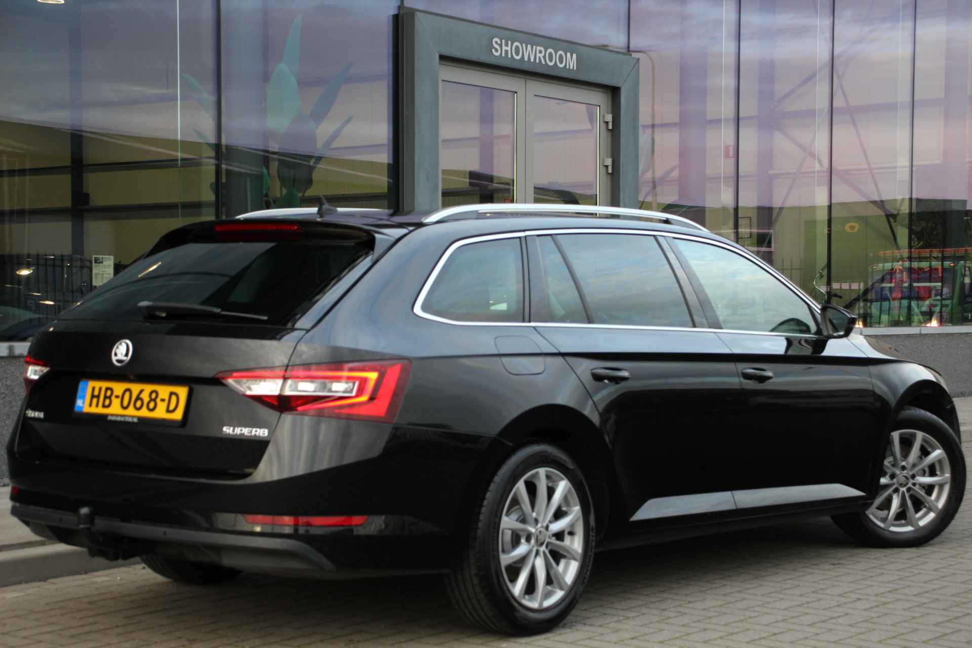 Škoda Superb Combi 1.6 TDI Style Business | Automaat | Navi | Camera - 10/35