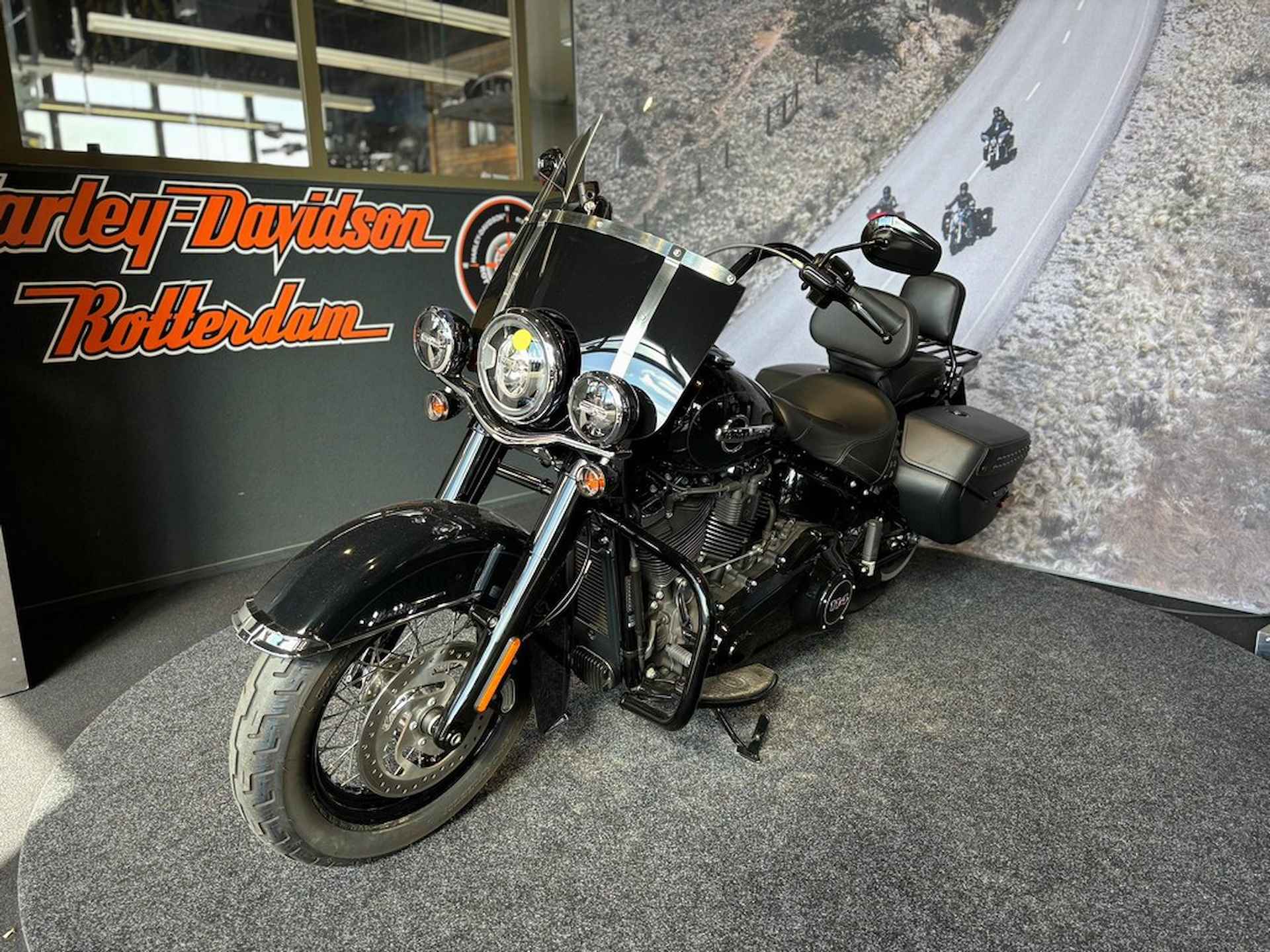 Harley-Davidson FLHCS Her.Clas.114 Vivid Black - 2/9