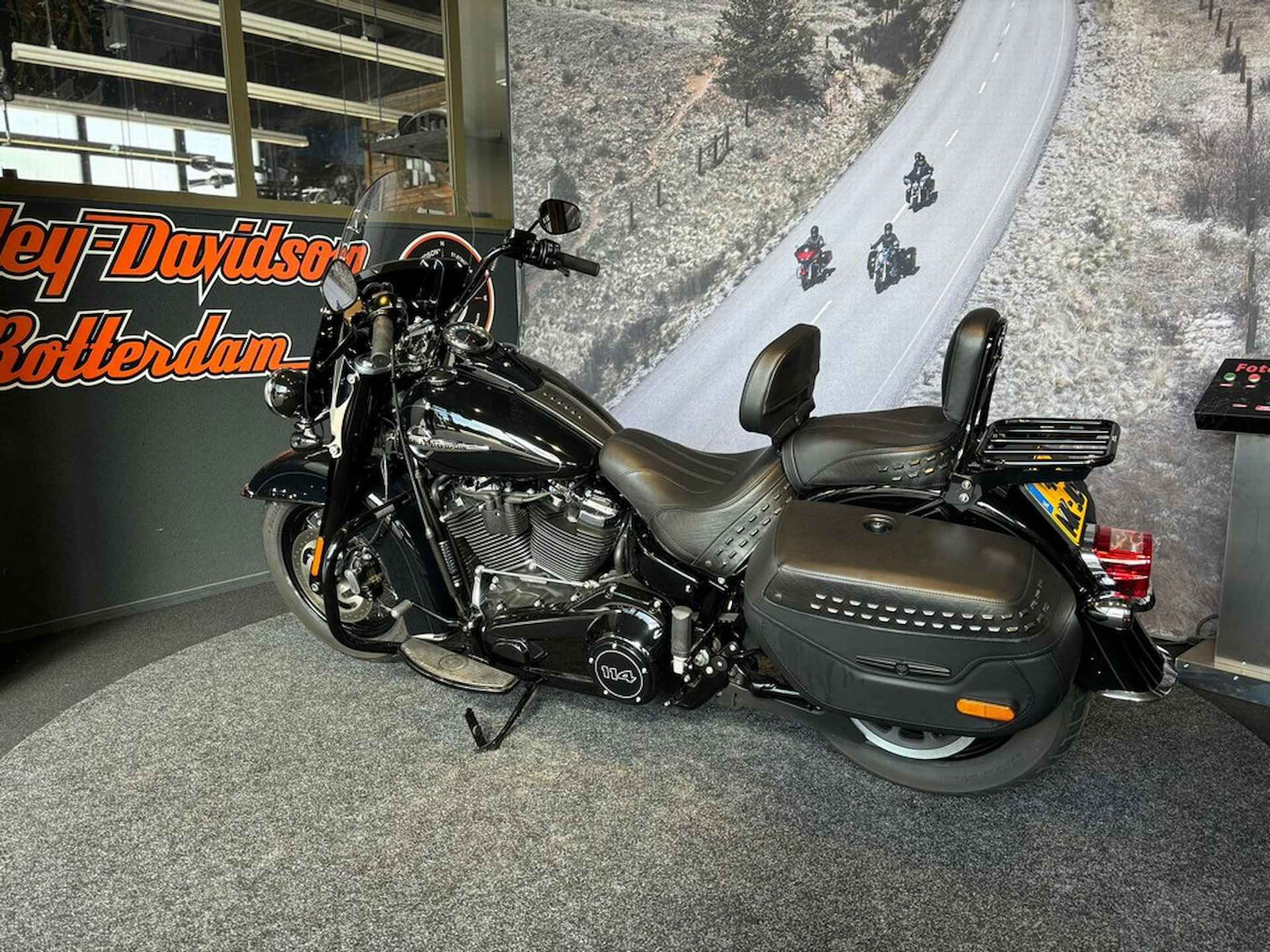 Harley-Davidson FLHCS Her.Clas.114 Vivid Black - 3/9