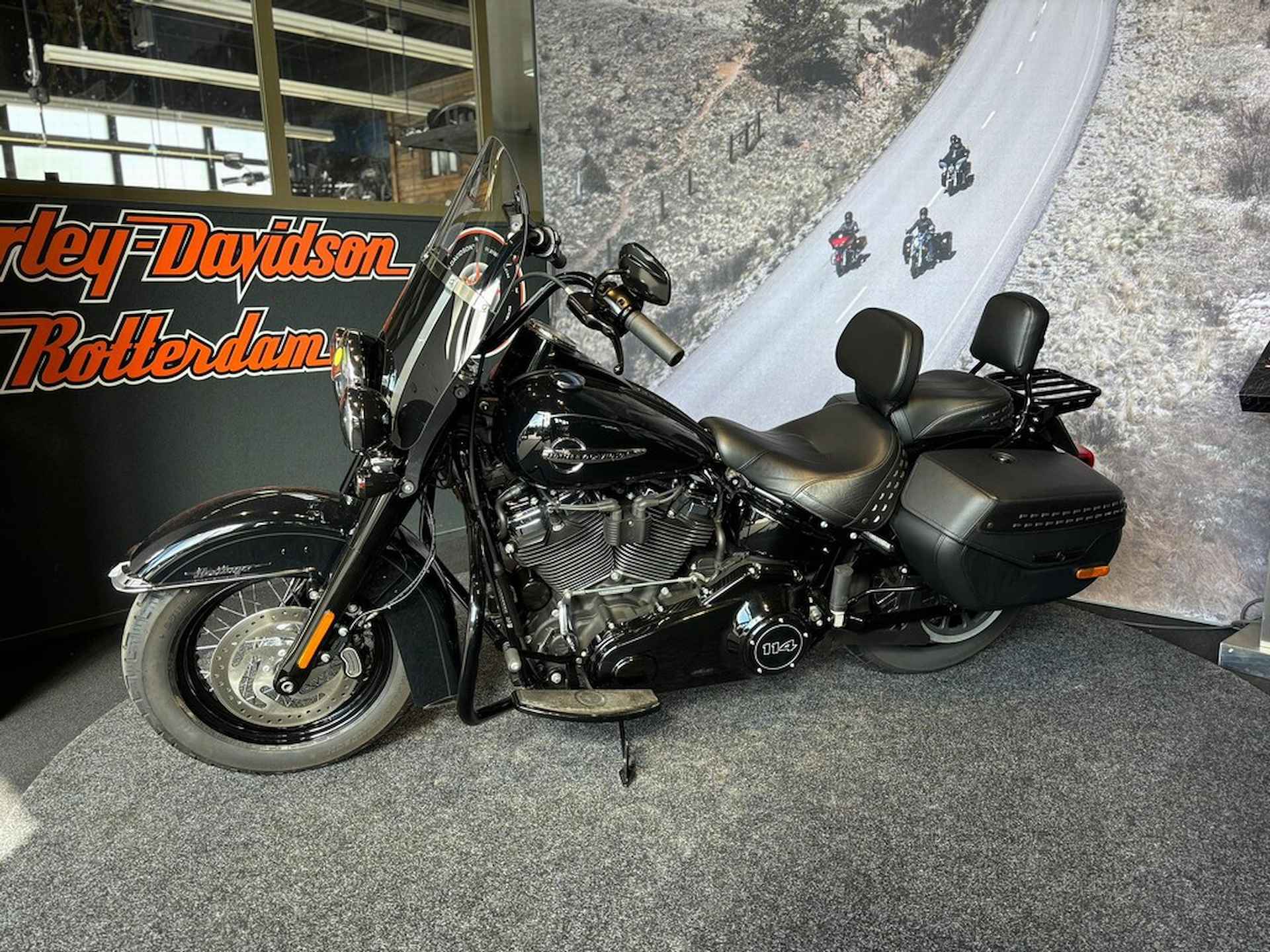 Harley-Davidson FLHCS Her.Clas.114 Vivid Black - 4/9