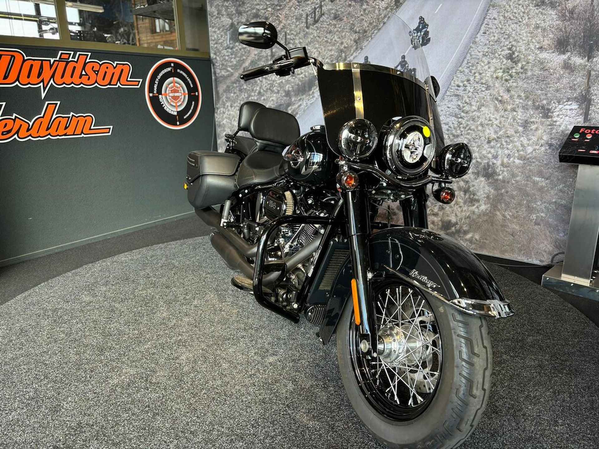 Harley-Davidson FLHCS Her.Clas.114 Vivid Black - 7/9