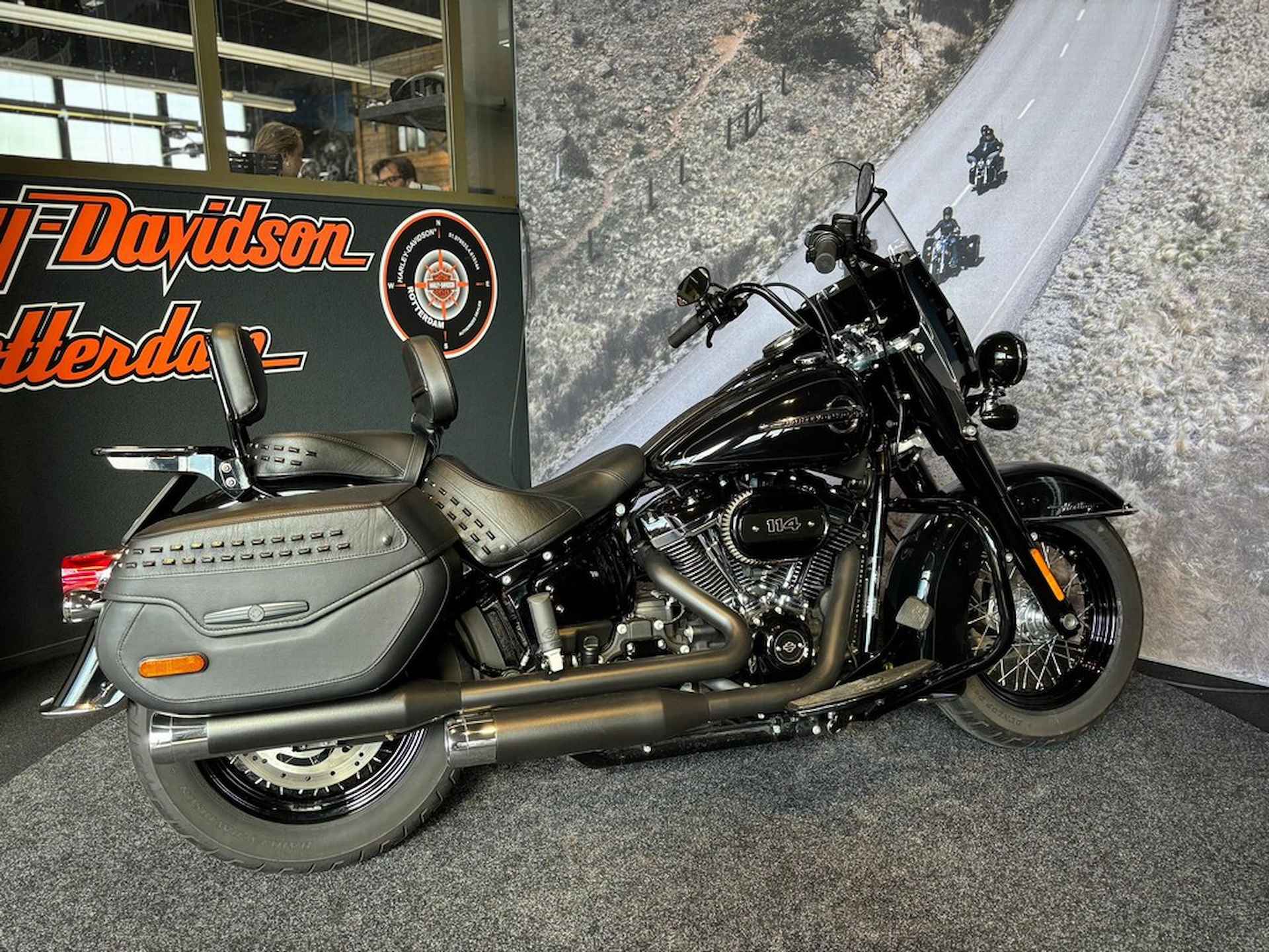 Harley-Davidson FLHCS Her.Clas.114 Vivid Black - 9/9