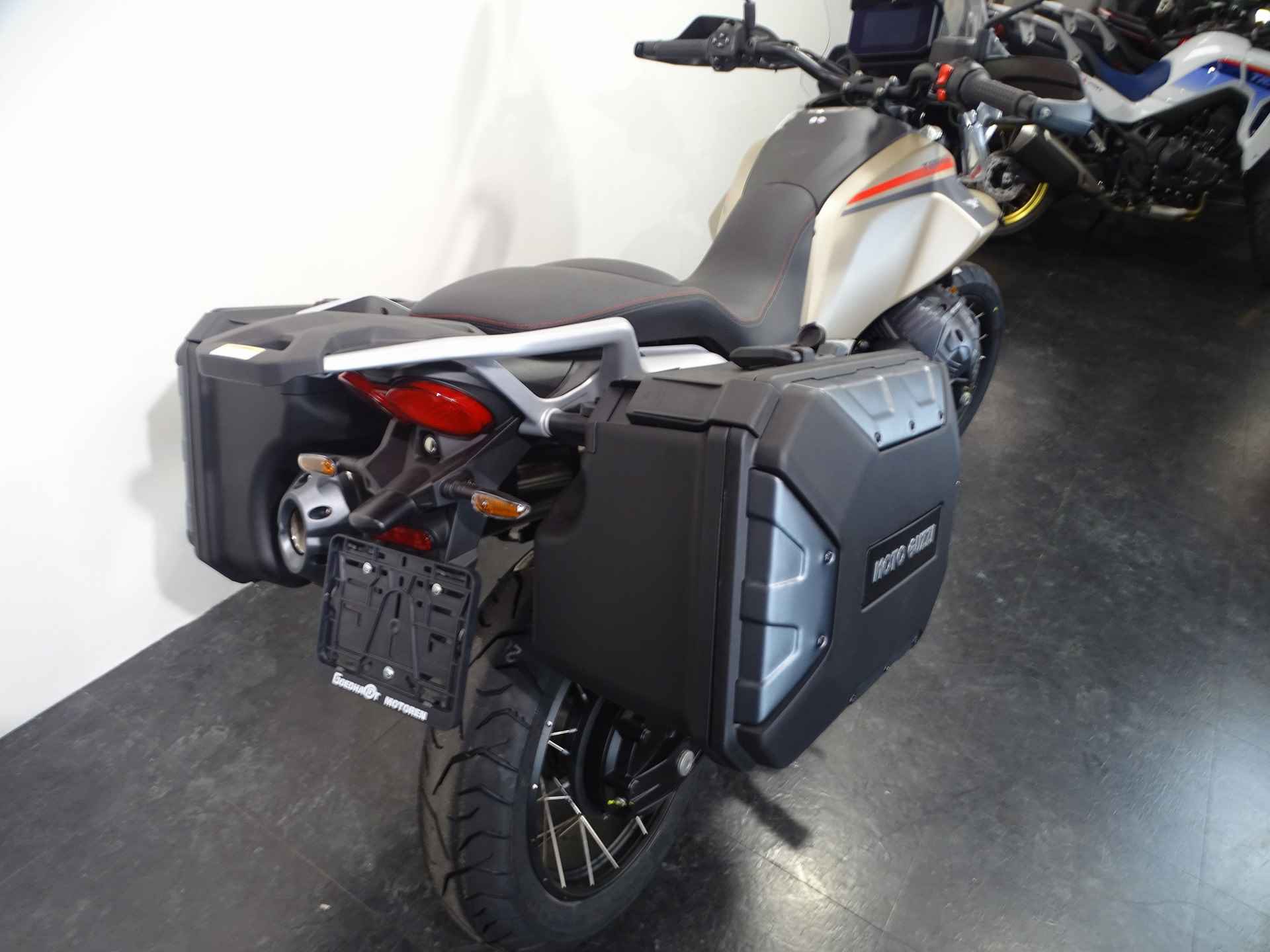 Moto Guzzi V 85 TT TRAVEL - 3/7