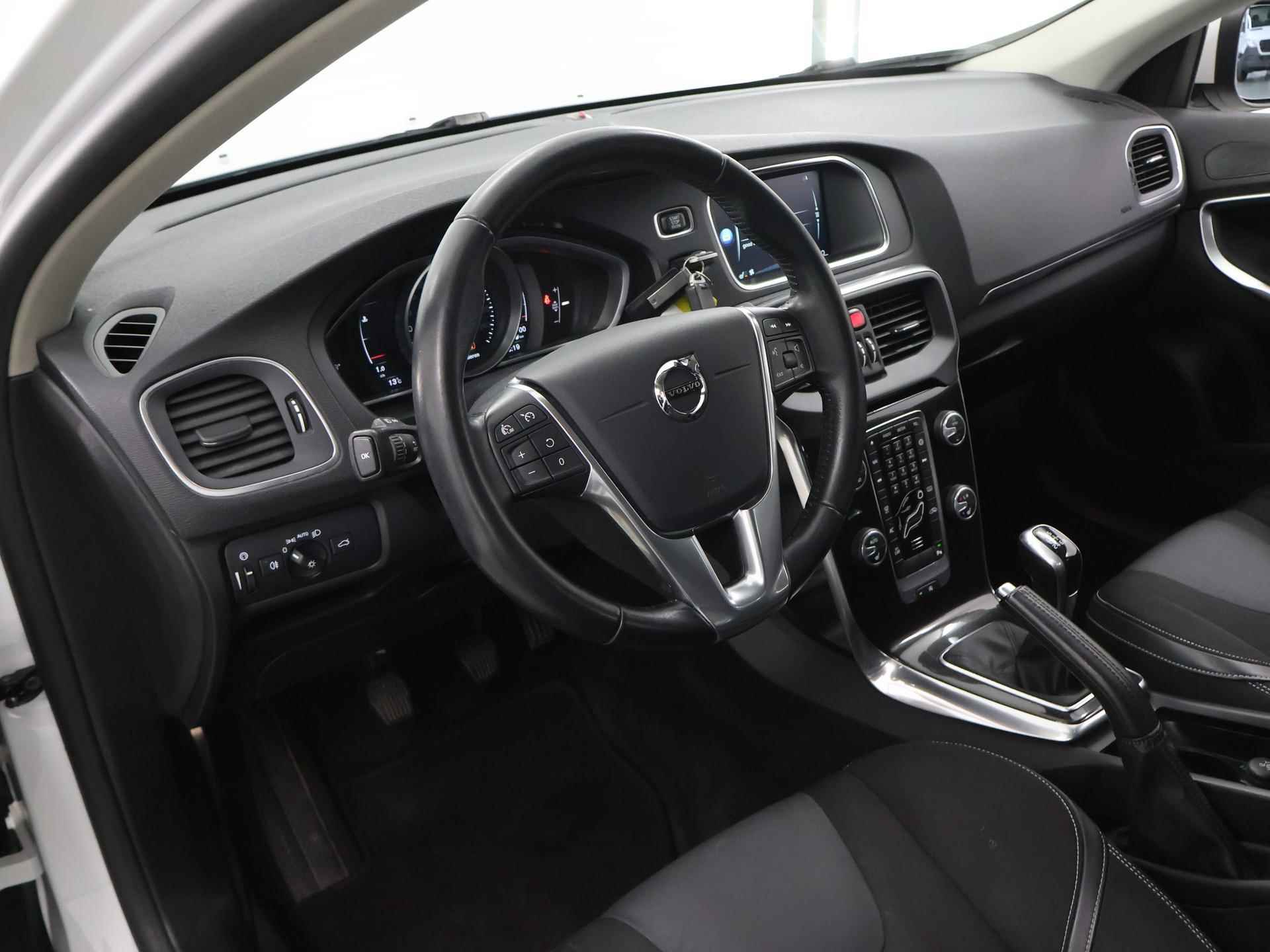 Volvo V40 2.0 T2 Momentum | Navigatie | Led Koplampen | Stoelverwarming | Climate Control| Parkeersensoren | - 8/37