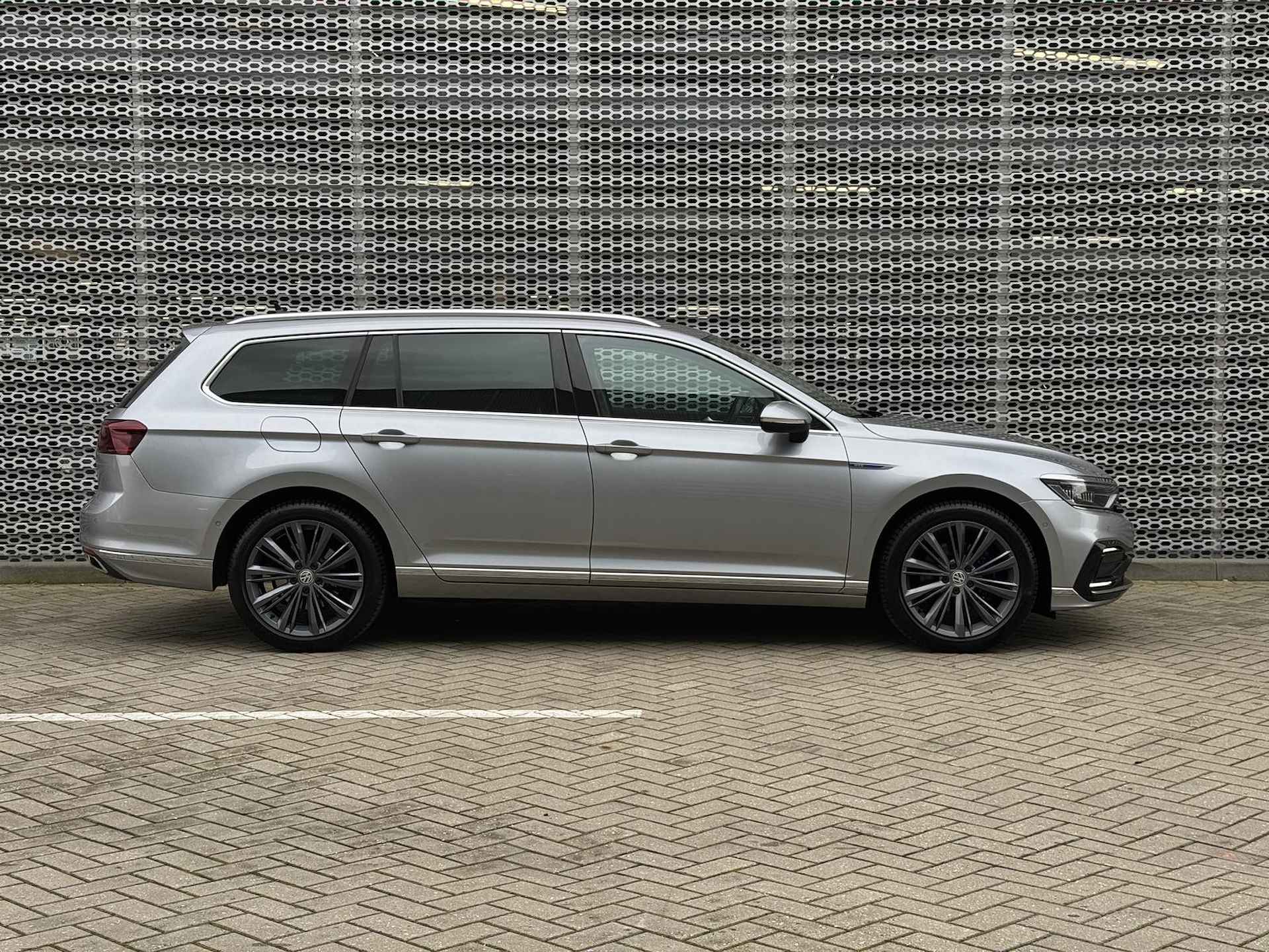 Volkswagen Passat Variant 1.4 TSI PHEV 218PK DSG GTE Business / 18" LMV / LED / Half Leder-Alcantara Bekleding / Stoelverwarming - 9/28