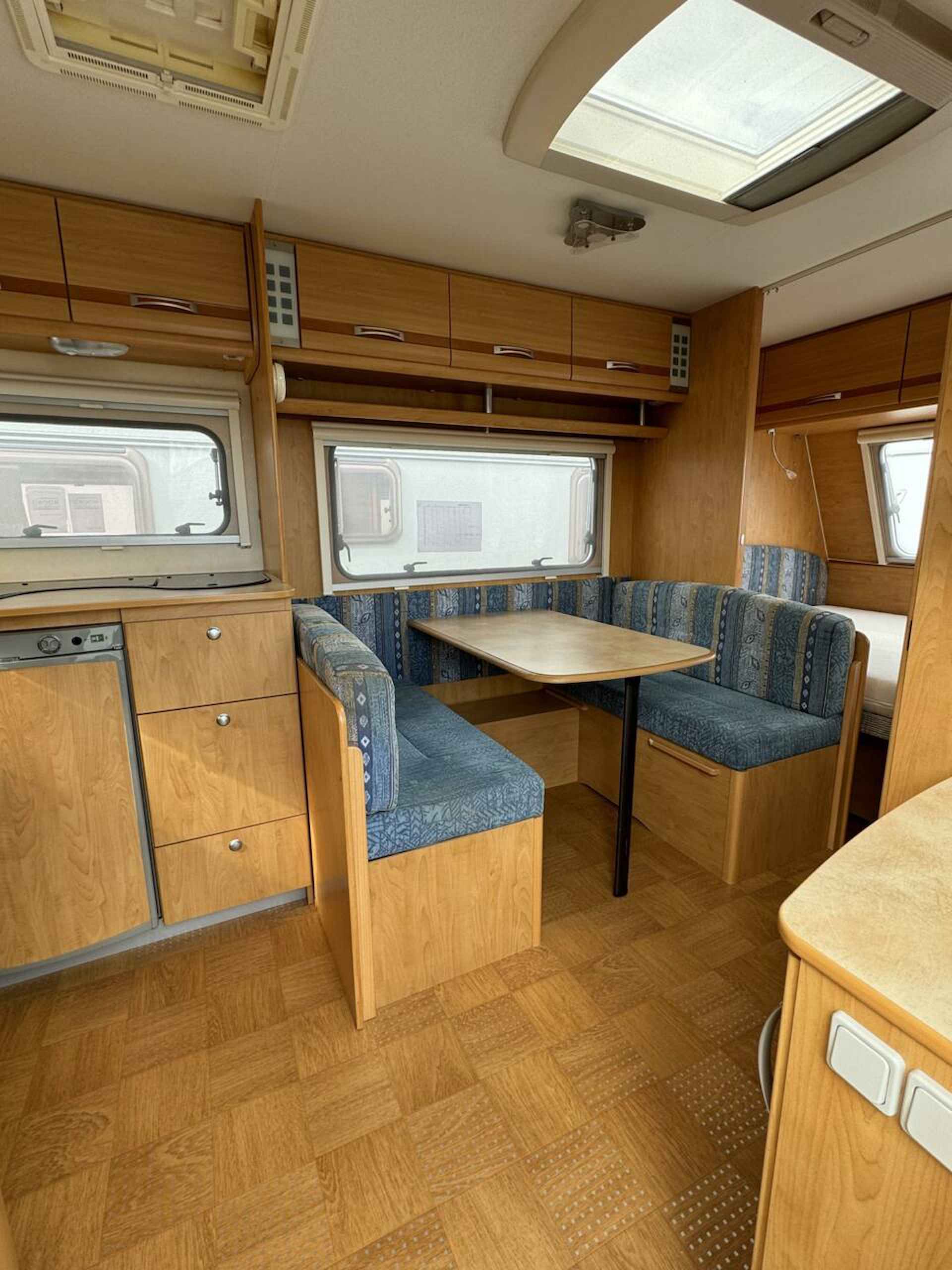 CARAVELAIR 455 AMBIANCE ISABELLA VOORTENT + DWARSBED - 6/12