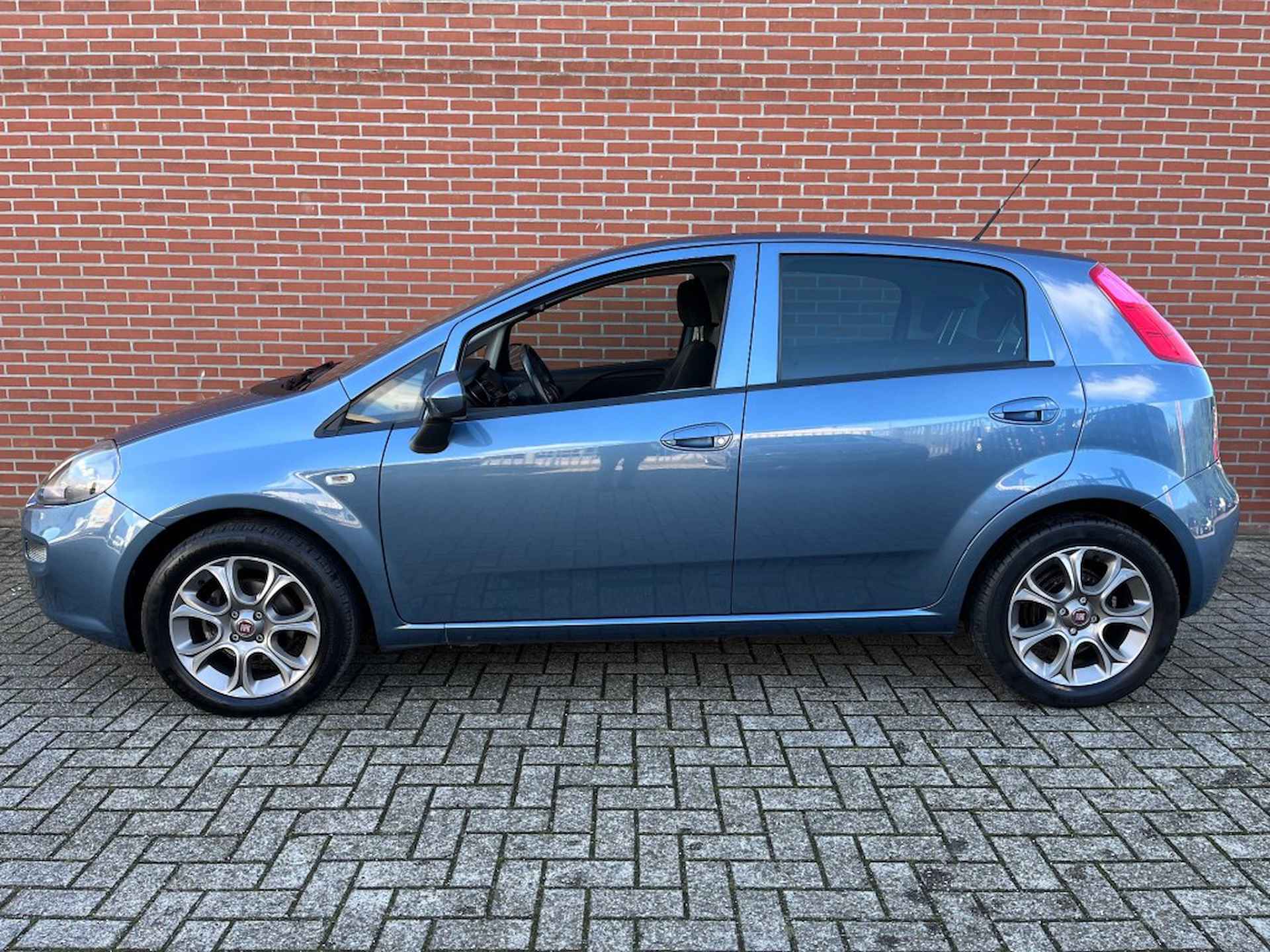 FIAT Punto 0.9 TA SEMPRE / NAVI / CLIMA / CRUISE / PDC - 2/24