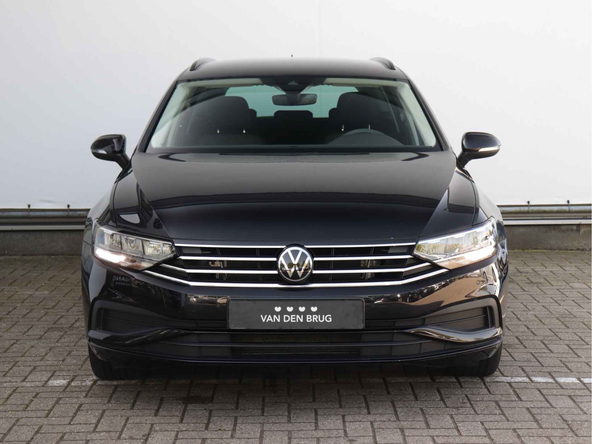 Volkswagen Passat Variant 1.5 TSI Business 150pk Automaat | Navigatie | Stoelverwarming | Adaptive Cruise | Climate Control | Getint Glas | - 4/45