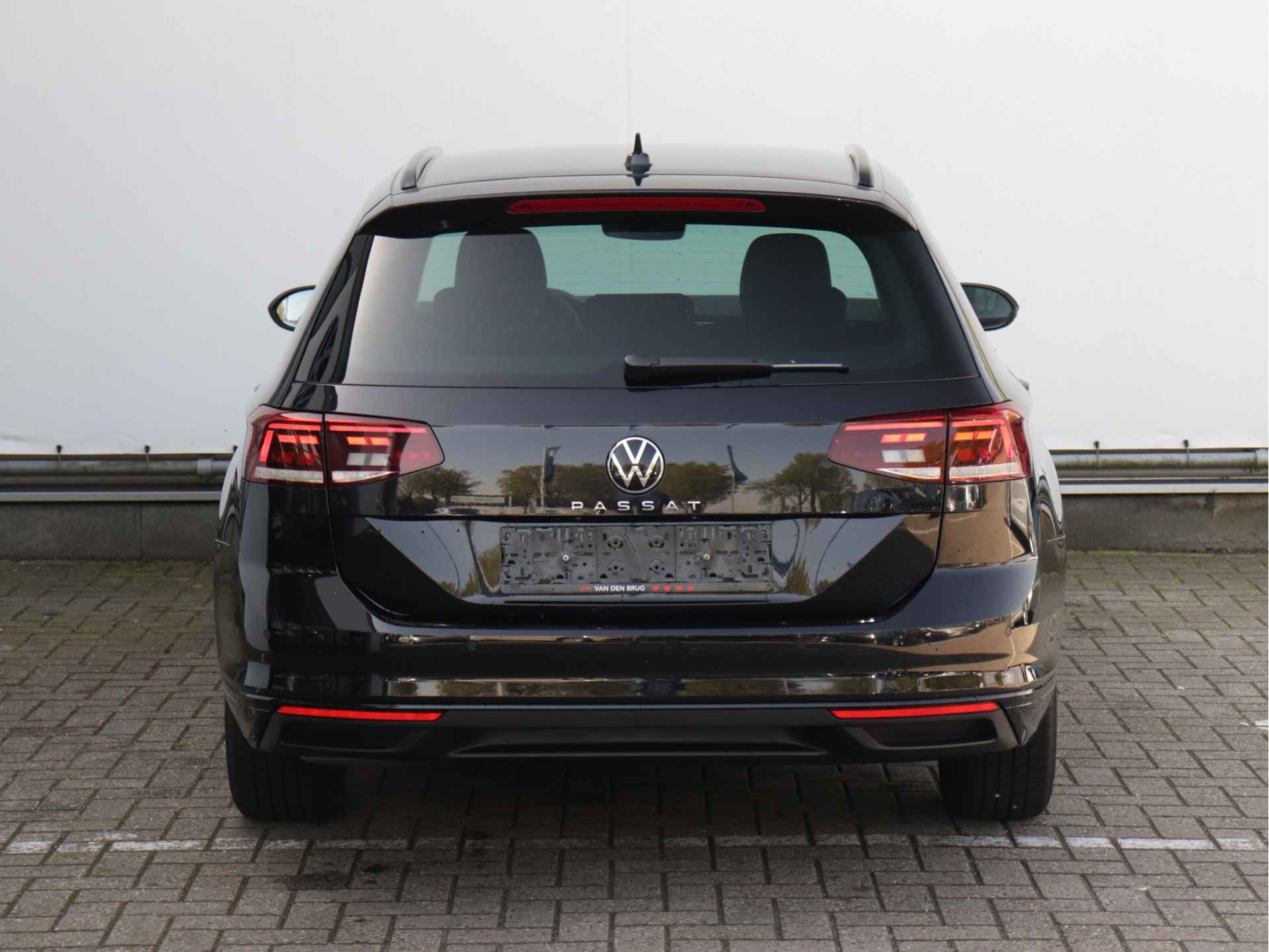 Volkswagen Passat Variant 1.5 TSI Business 150pk Automaat | Navigatie | Stoelverwarming | Adaptive Cruise | Climate Control | Getint Glas | - 6/45