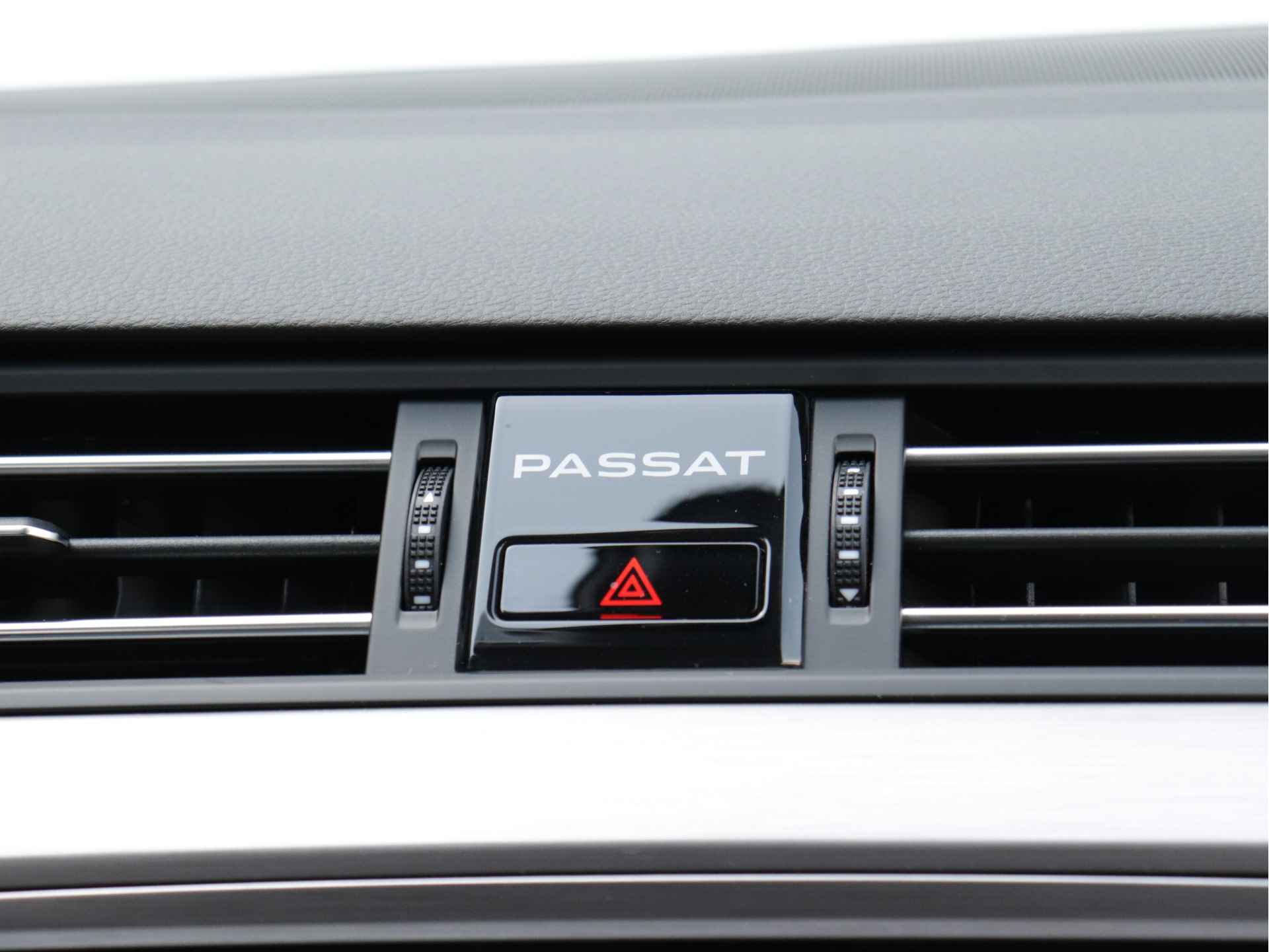Volkswagen Passat Variant 1.5 TSI Business 150pk Automaat | Navigatie | Stoelverwarming | Adaptive Cruise | Climate Control | Getint Glas | - 21/45