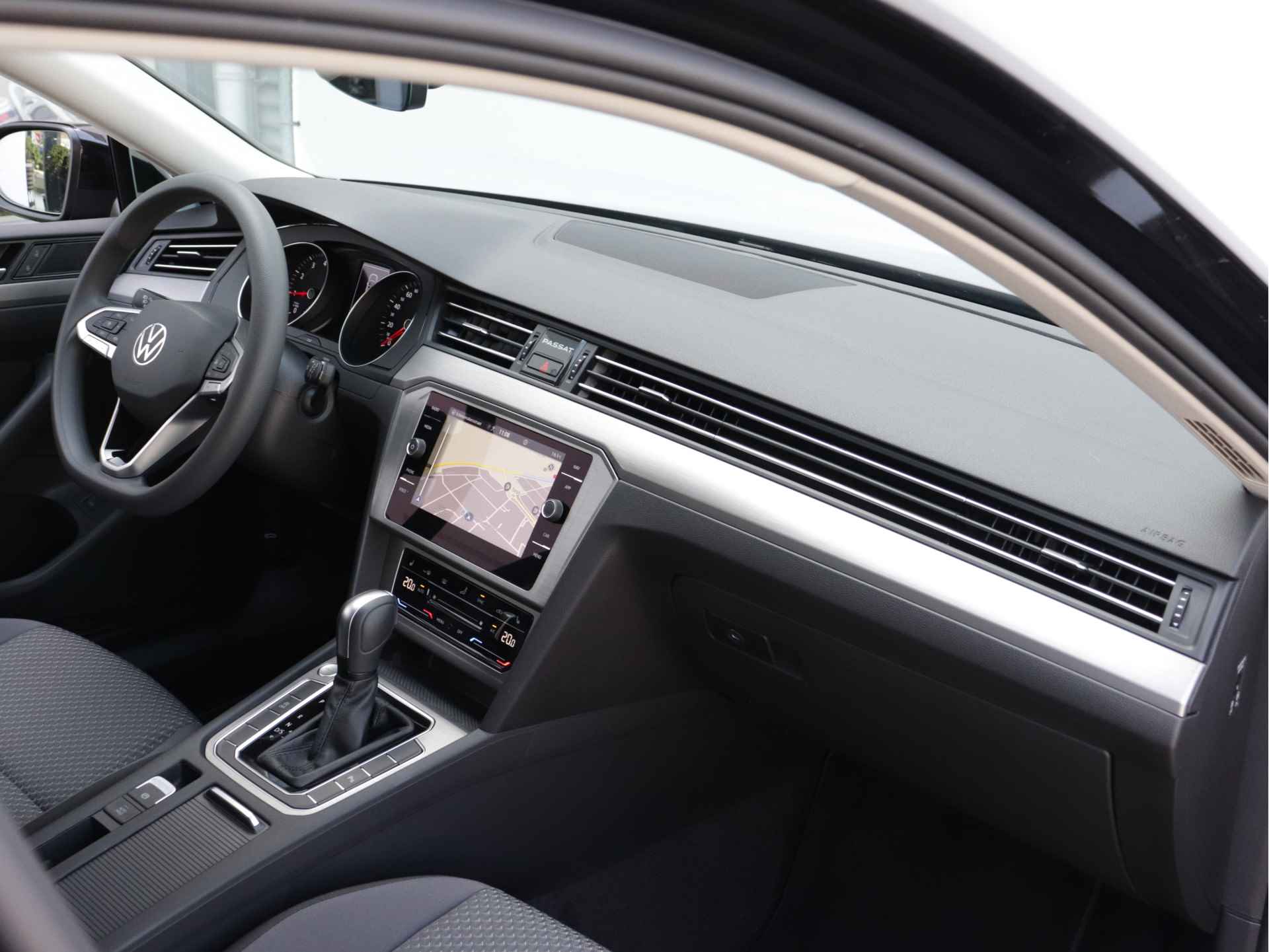 Volkswagen Passat Variant 1.5 TSI Business 150pk Automaat | Navigatie | Stoelverwarming | Adaptive Cruise | Climate Control | Getint Glas | - 32/45