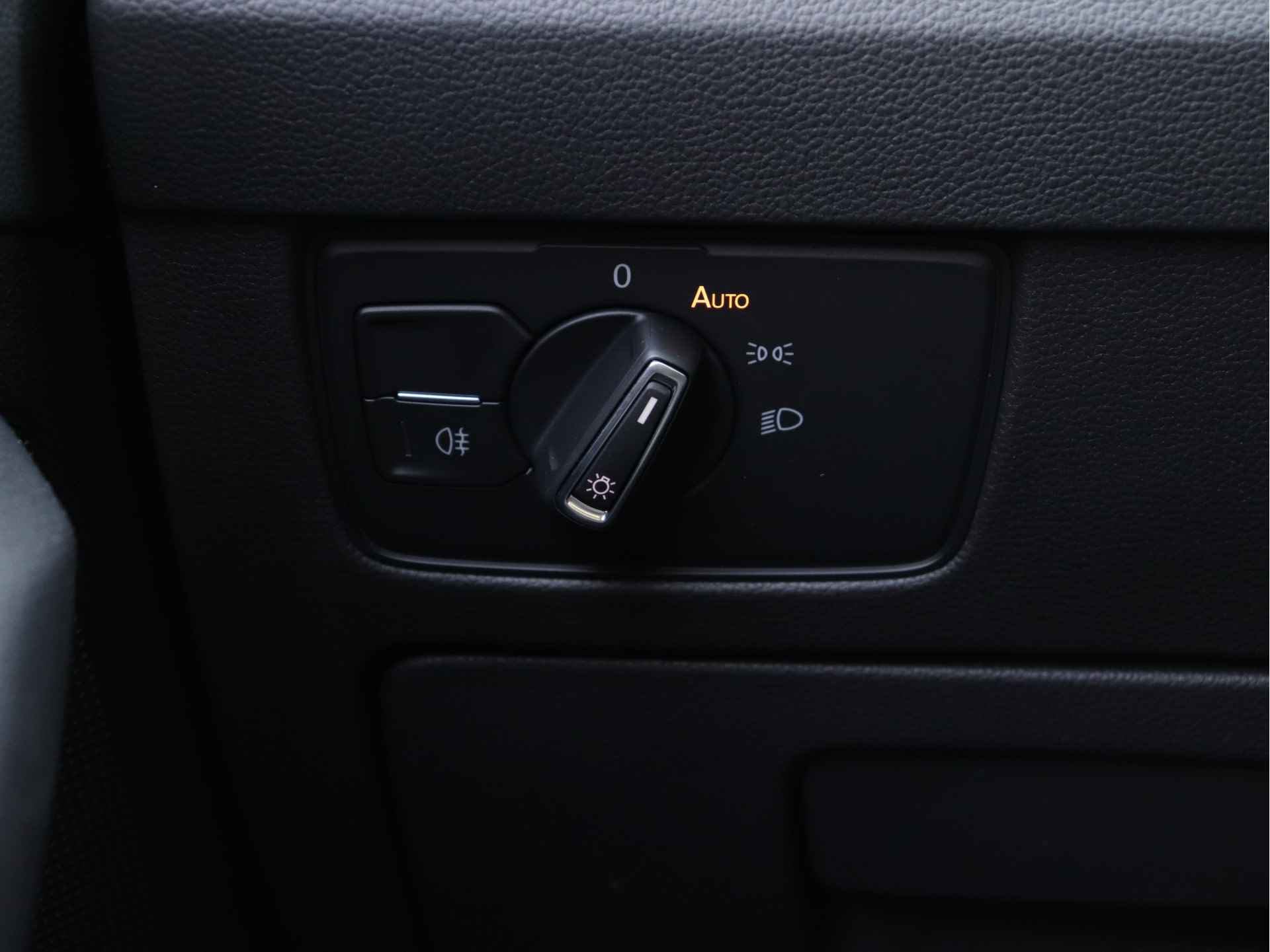 Volkswagen Passat Variant 1.5 TSI Business 150pk Automaat | Navigatie | Stoelverwarming | Adaptive Cruise | Climate Control | Getint Glas | - 37/45