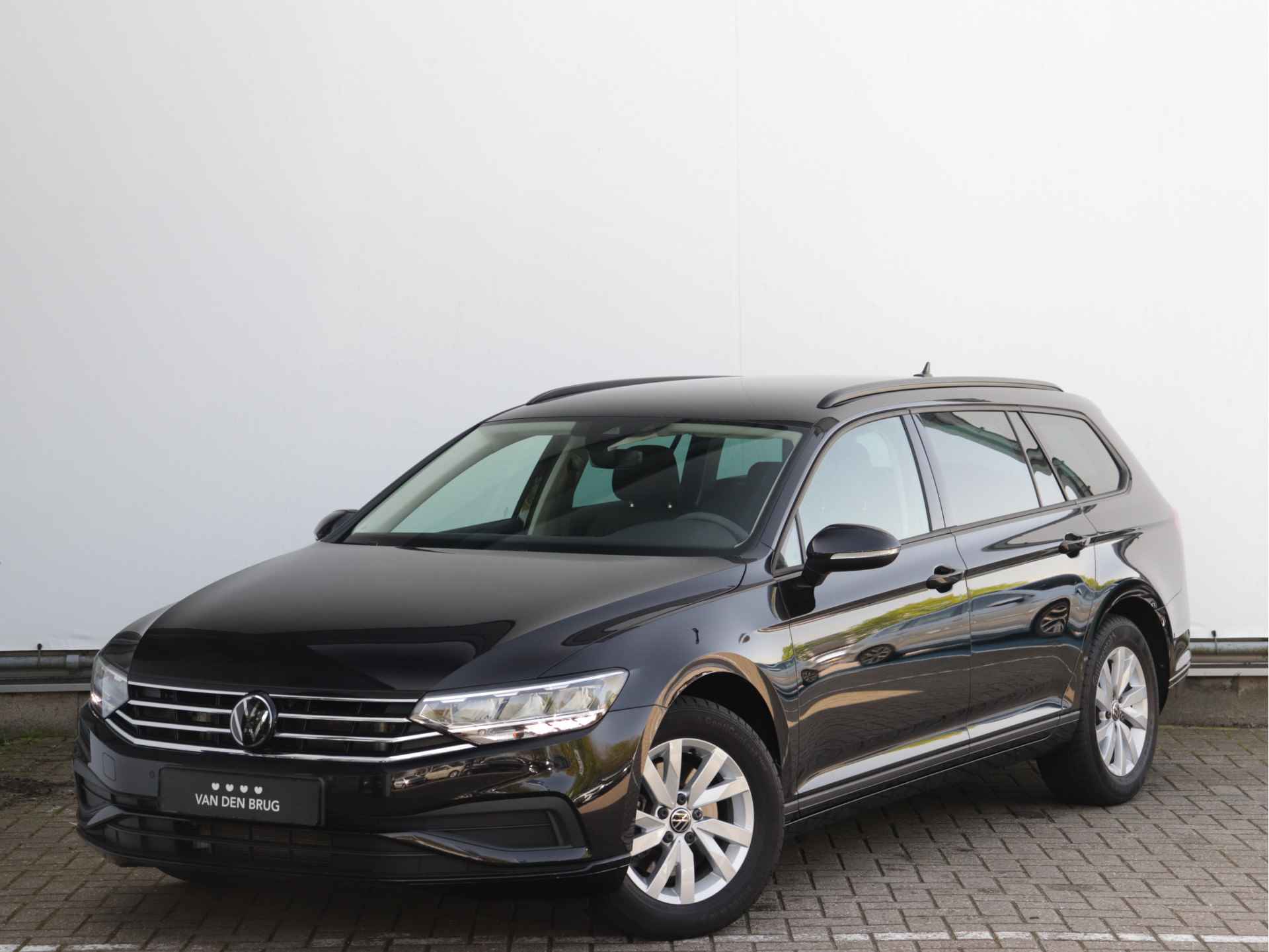 Volkswagen Passat Variant 1.5 TSI Business 150pk Automaat | Navigatie | Stoelverwarming | Adaptive Cruise | Climate Control | Getint Glas | - 44/45
