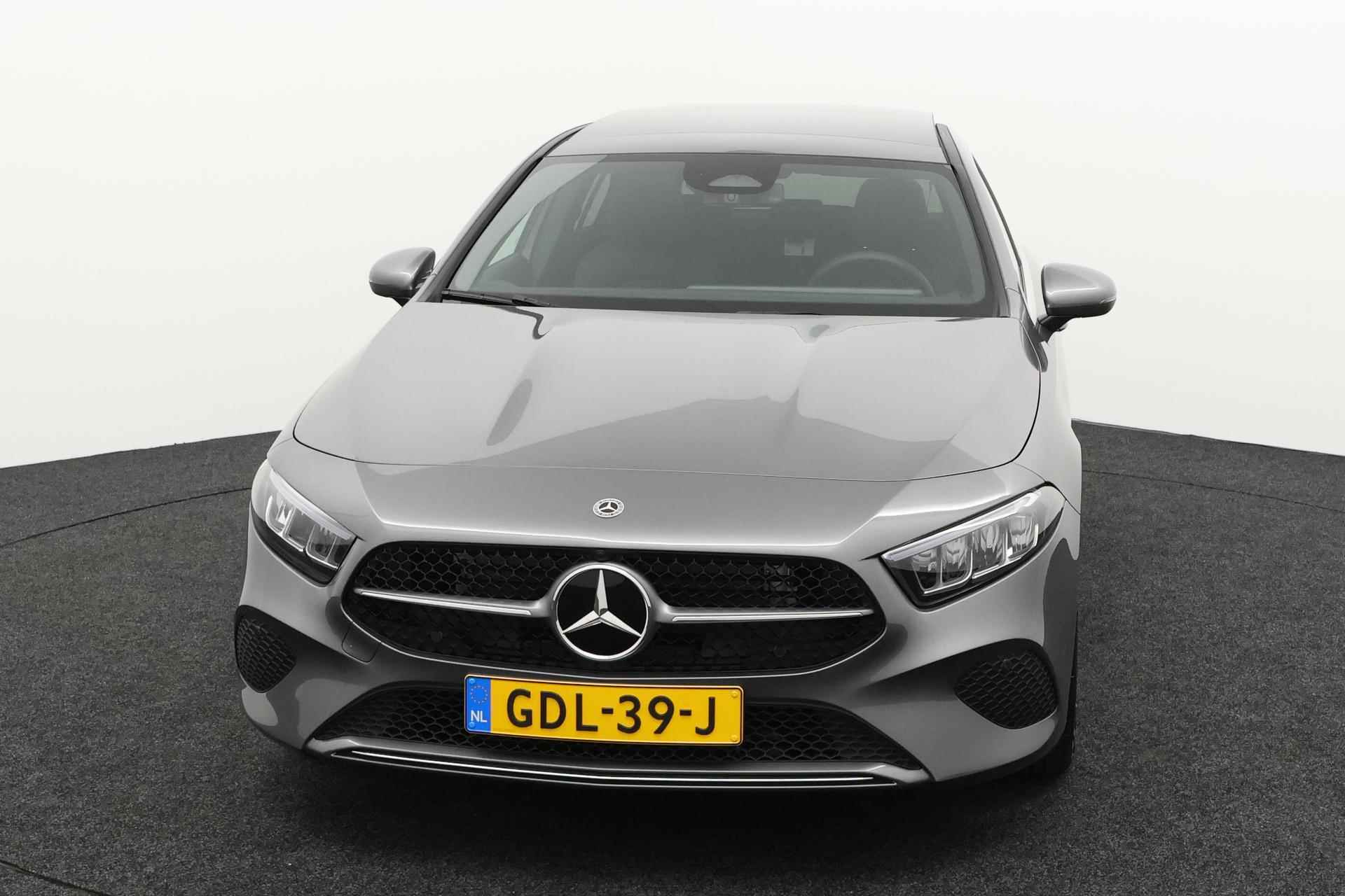 Mercedes-Benz A 180 Star Edition Luxury Line | Panoramadak | Apple CarPlay | Android Auto | Sfeerverlichting | Stoelverwarming | Achteruitrijcamera | Parkeersensoren | Elektrisch Inklapbare Buitenspiegels - 2/23