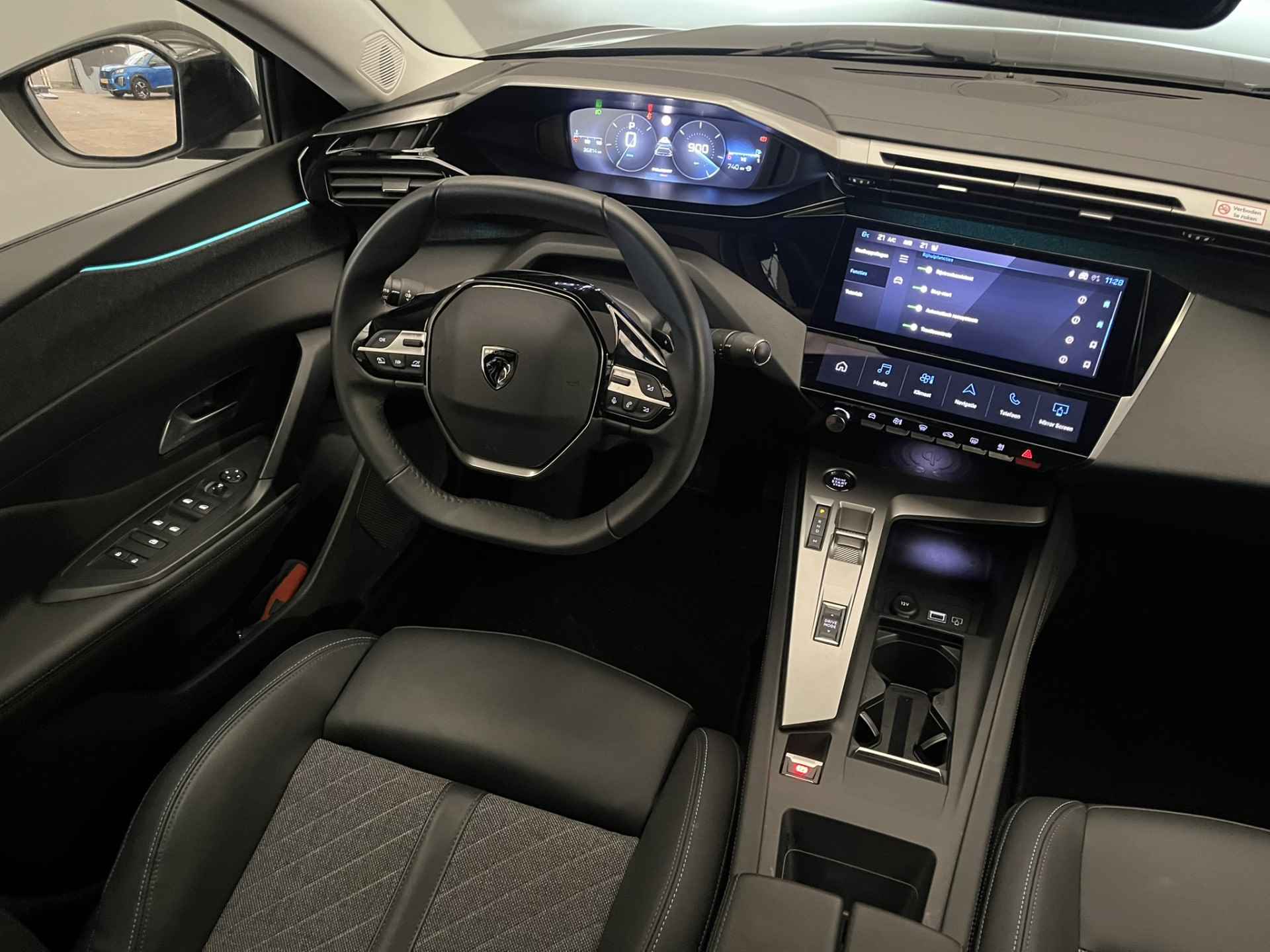 Peugeot 408 1.2 Allure Pack 130PK Automaat | Camera | Navigatie | Parkeersensoren Voor + Achter | Apple/Android Carplay | Trekhaak | 17" Lichtmetaal | Keyless | LED - 36/48