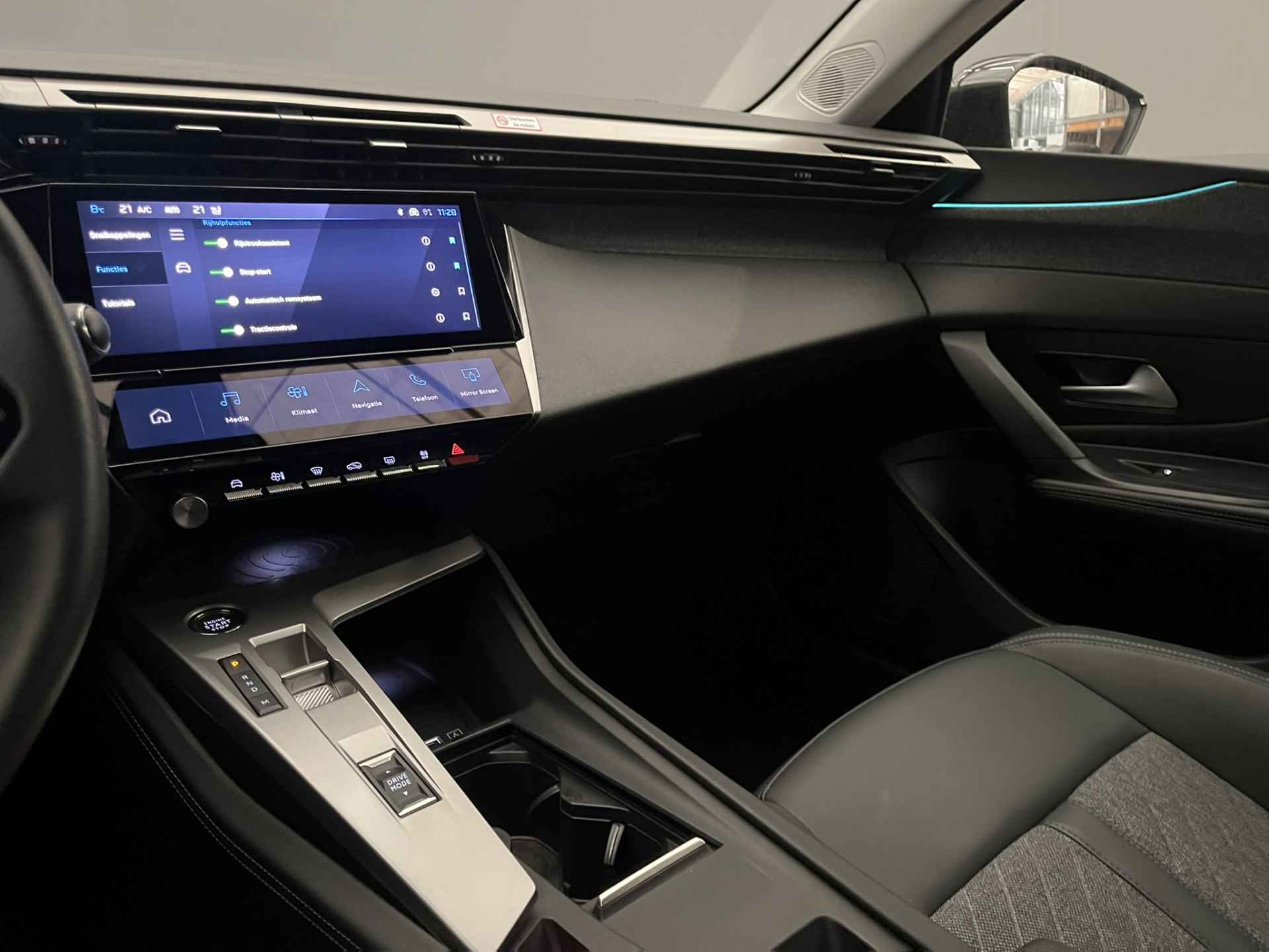 Peugeot 408 1.2 Allure Pack 130PK Automaat | Camera | Navigatie | Parkeersensoren Voor + Achter | Apple/Android Carplay | Trekhaak | 17" Lichtmetaal | Keyless | LED - 39/48