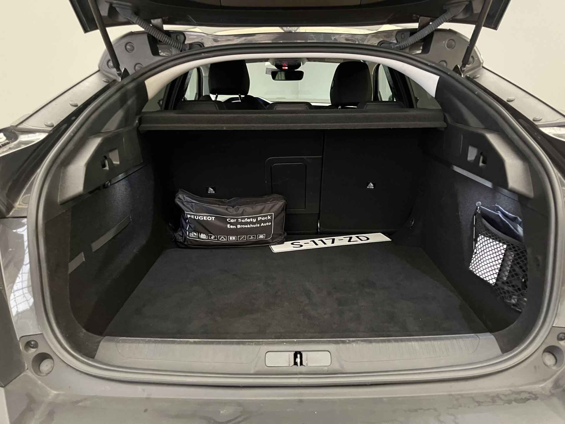 Peugeot 408 1.2 Allure Pack 130PK Automaat | Camera | Navigatie | Parkeersensoren Voor + Achter | Apple/Android Carplay | Trekhaak | 17" Lichtmetaal | Keyless | LED - 43/48