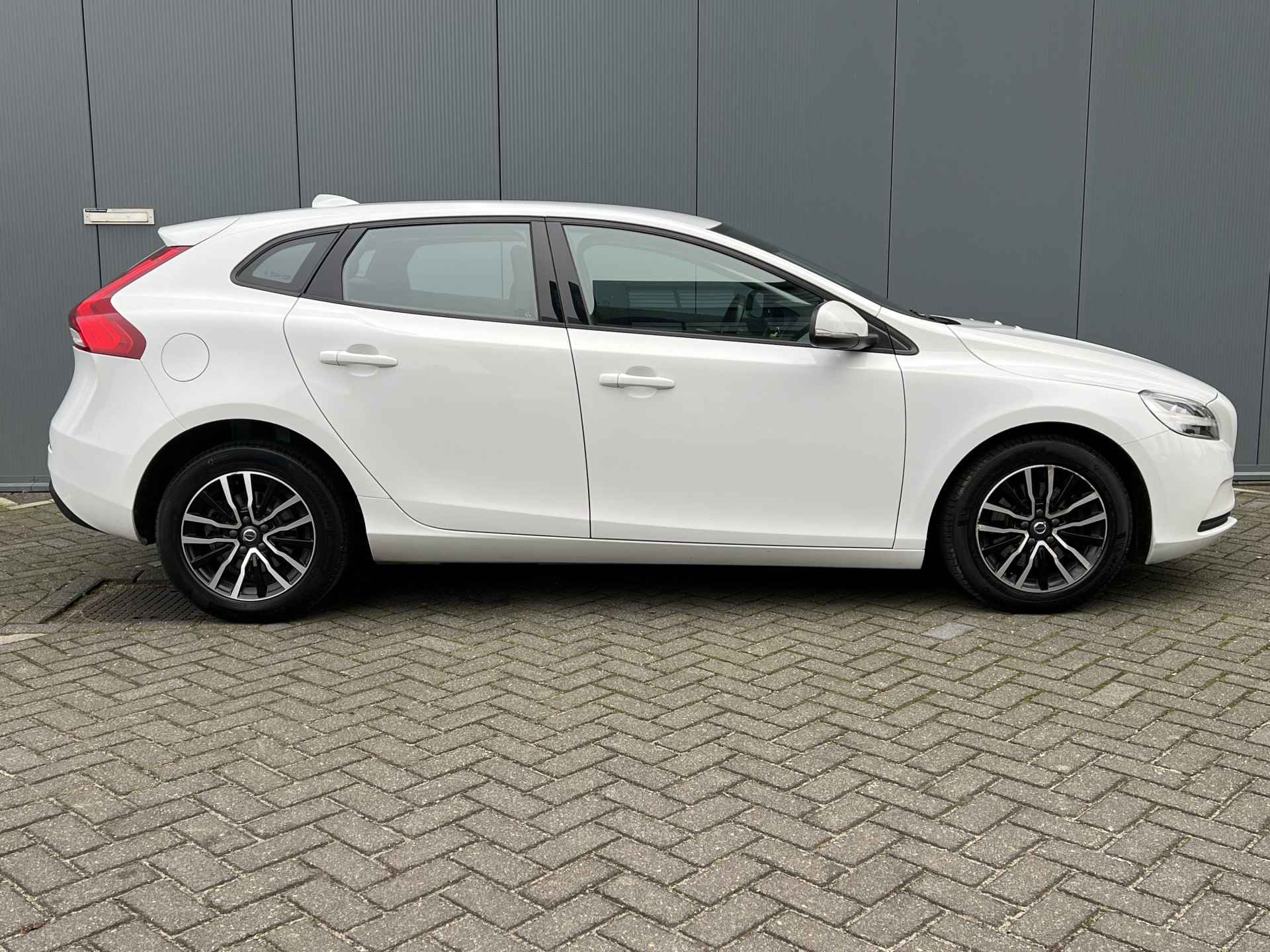 Volvo V40 2.0 T2 123pk Momentum | Led | Leder | Camera | Climate | Navigatie | Parelmoer | Cruisecontrol | Parkeersensoren - 3/24