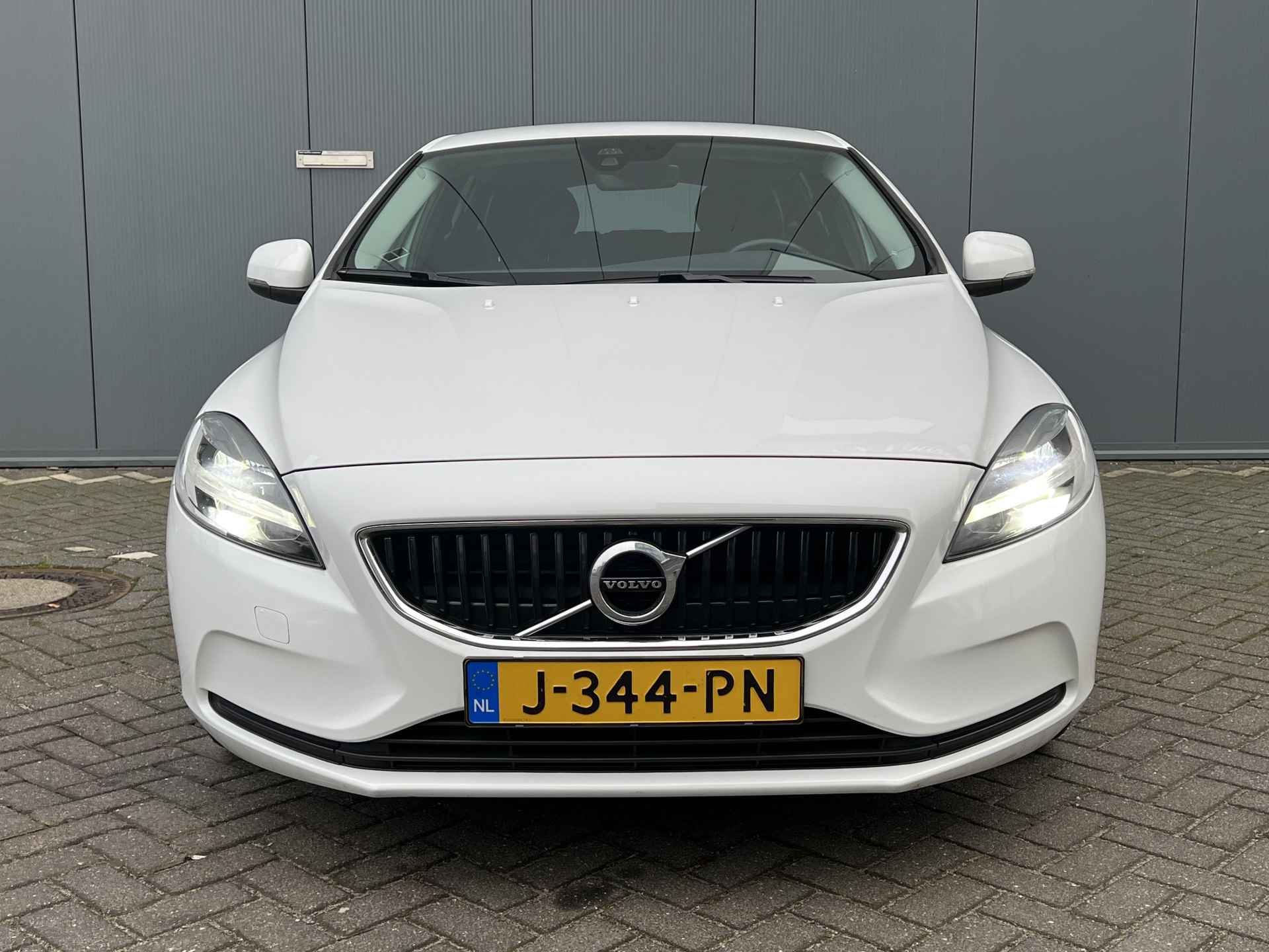 Volvo V40 2.0 T2 123pk Momentum | Led | Leder | Camera | Climate | Navigatie | Parelmoer | Cruisecontrol | Parkeersensoren - 4/24