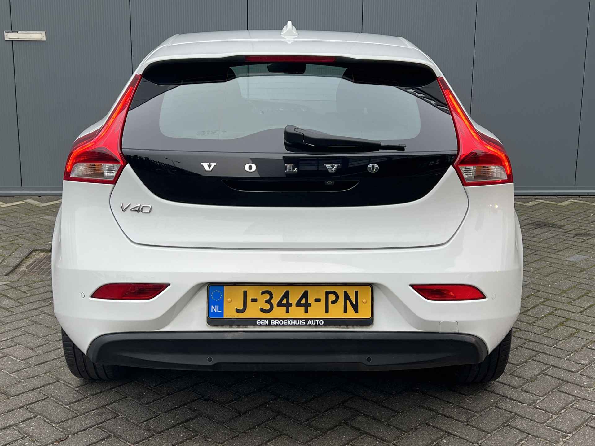 Volvo V40 2.0 T2 123pk Momentum | Led | Leder | Camera | Climate | Navigatie | Parelmoer | Cruisecontrol | Parkeersensoren - 5/24