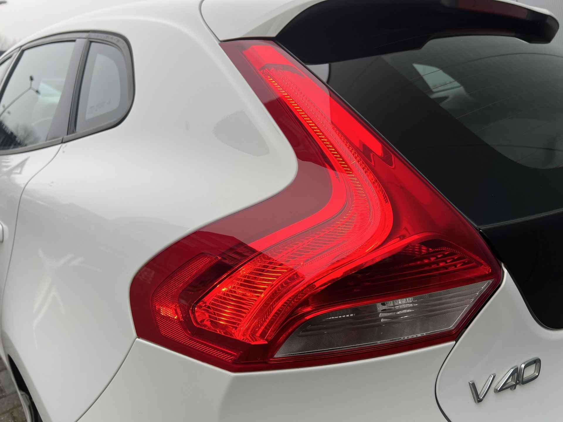 Volvo V40 2.0 T2 123pk Momentum | Led | Leder | Camera | Climate | Navigatie | Parelmoer | Cruisecontrol | Parkeersensoren - 7/24