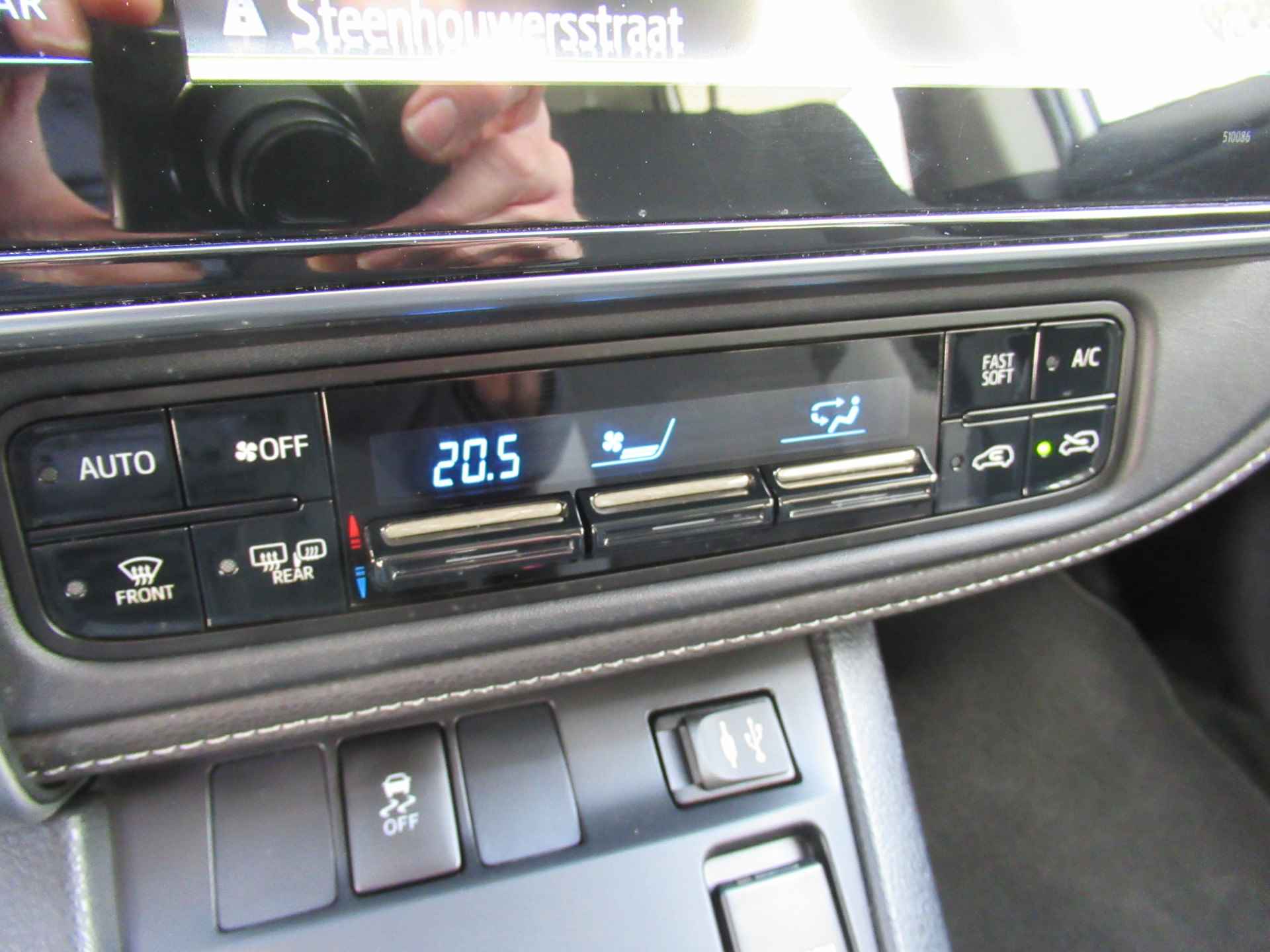 Toyota Auris 1.8 Hybrid Aspiration Dec-2015 Navigatie | camera | cruise | LM velgen | tr.haak - 29/34