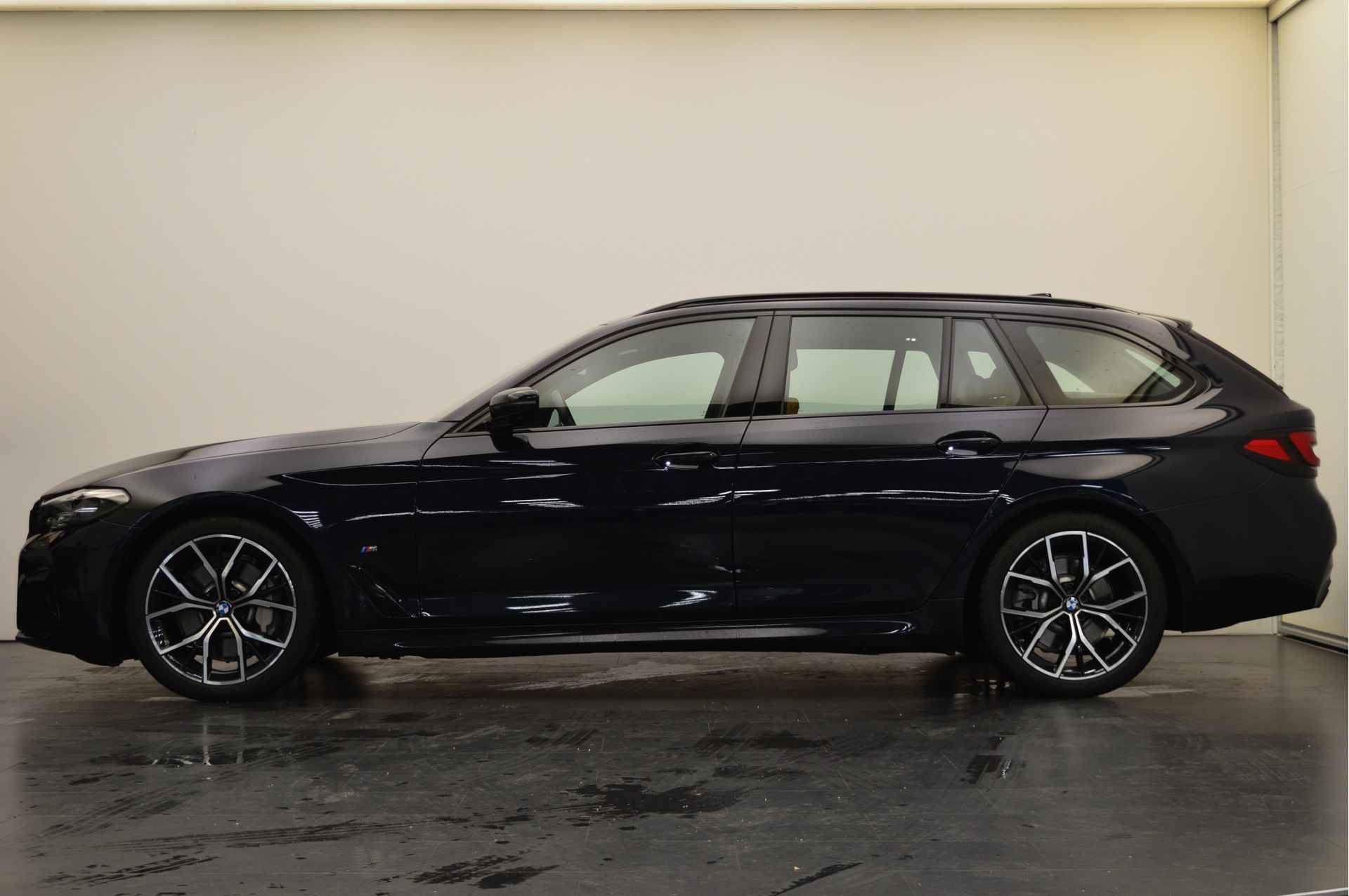 BMW 5 Serie Touring 530i High Executive M Sport Automaat / Panoramadak / Trekhaak / Stoelverwarming / Parking Assistant Plus / Head-Up / Harman Kardon / Live Cockpit Professional - 3/23