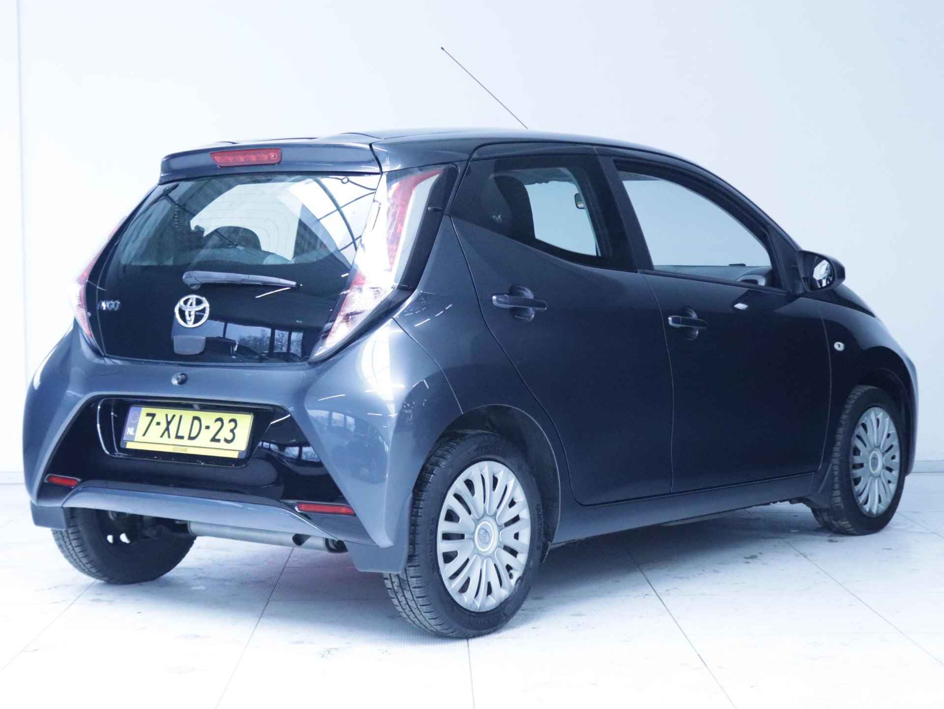 Toyota Aygo 1.0 VVT-i x-play Airco/Navi/Camera - 2/20