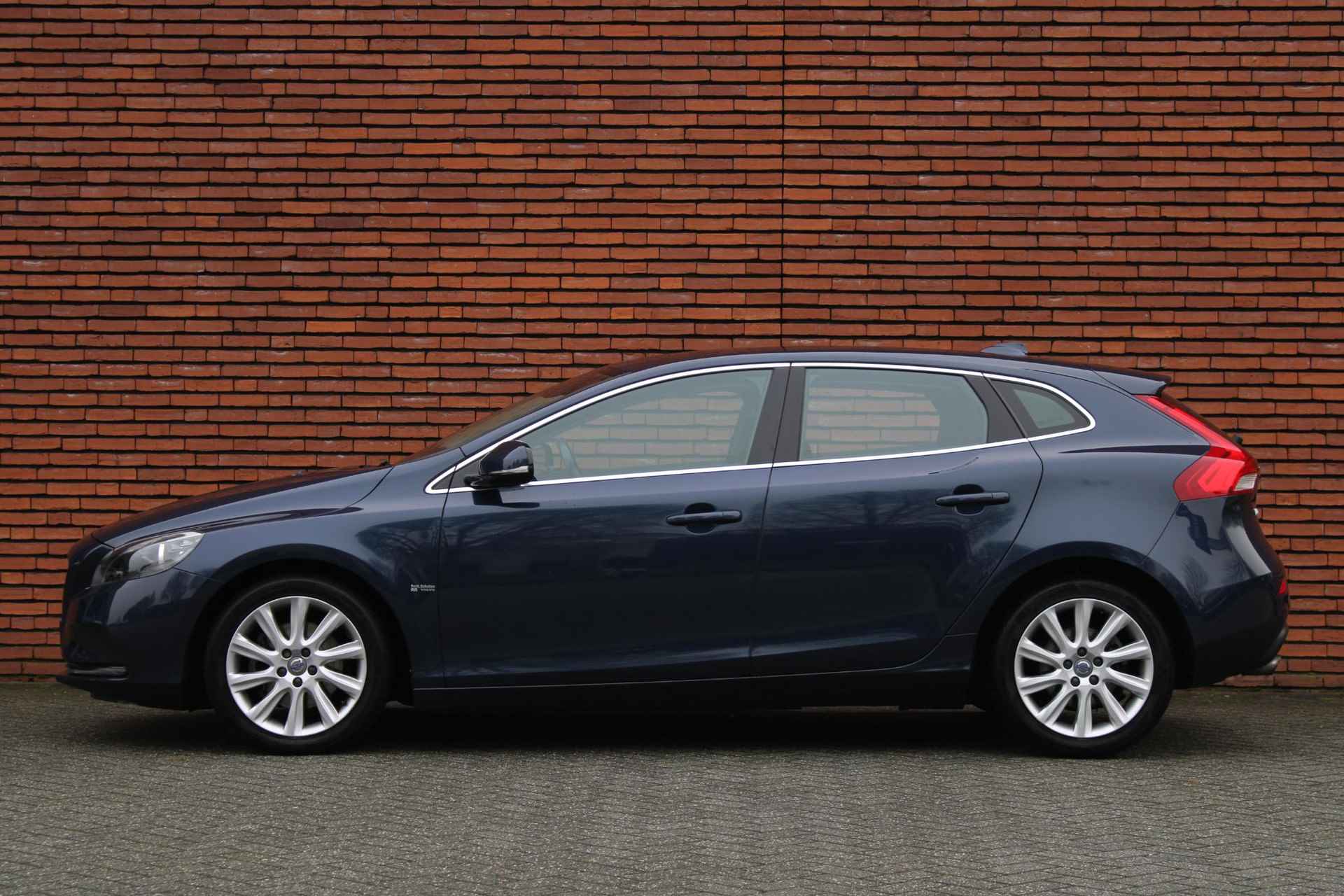 Volvo V40 T2 120PK Momentum | Electronic Climate Control | Navigatiesysteem | High Performance Audio | Parkeersensoren | 17" Lichtmetalen Velgen | Cruise Control | Lederen Stuurwiel | Aluminium Interieur Afwerking | LED Achterlichten - 8/15