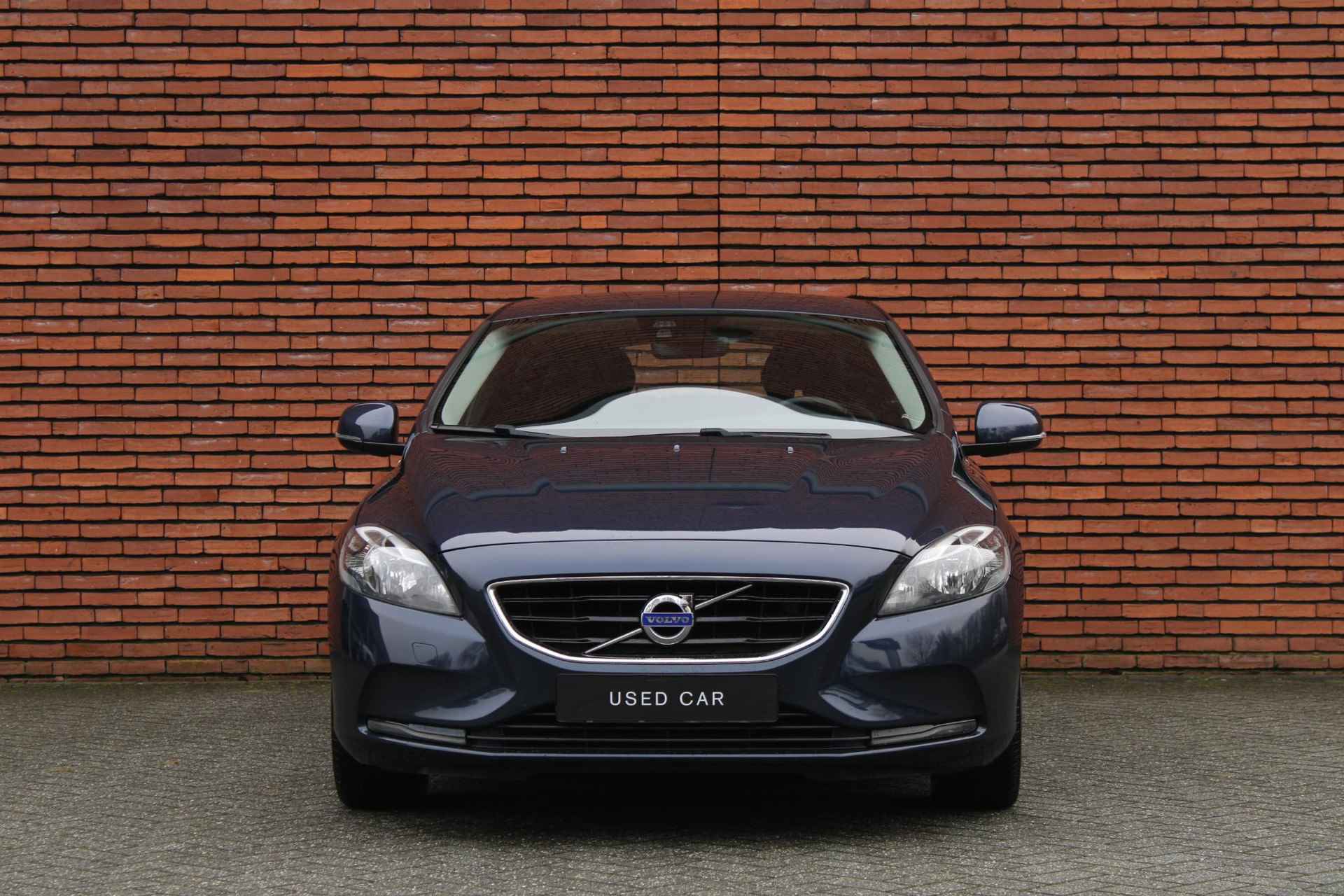 Volvo V40 T2 120PK Momentum | Electronic Climate Control | Navigatiesysteem | High Performance Audio | Parkeersensoren | 17" Lichtmetalen Velgen | Cruise Control | Lederen Stuurwiel | Aluminium Interieur Afwerking | LED Achterlichten - 11/15