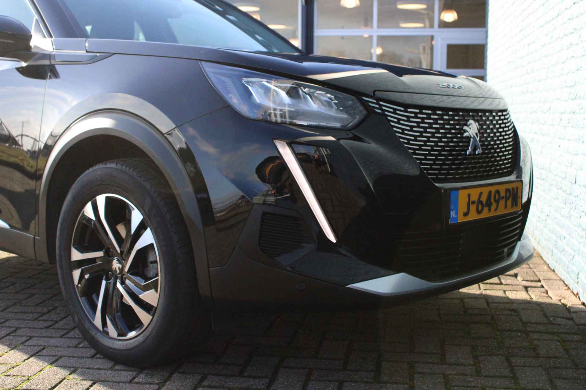 Peugeot 2008 SUV 1.2 PureTech 130pk EAT8 Allure | Automaat | Navigatie | Camera | 3D Instrumentenpaneel | 78.000km | - 7/28