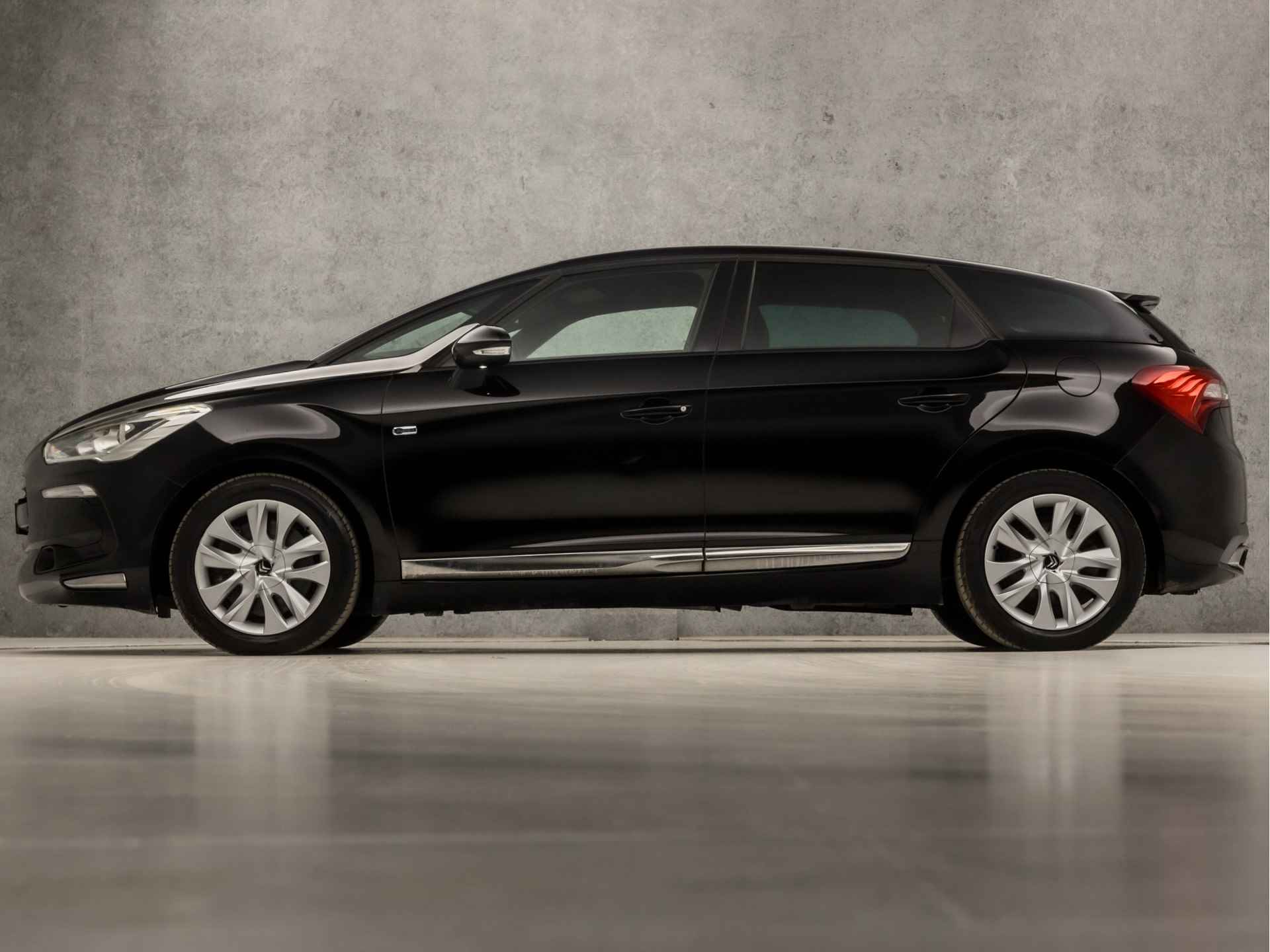 Citroën DS5 2.0 Hybrid4 Business 200Pk Automaat (NAVIGATIE, CLIMATE, XENON, GETINT GLAS, CAMERA, SPORTSTOELEN, LM VELGEN, PARKEERSENSOREN, CRUISE, NIEUWSTAAT) - 2/33