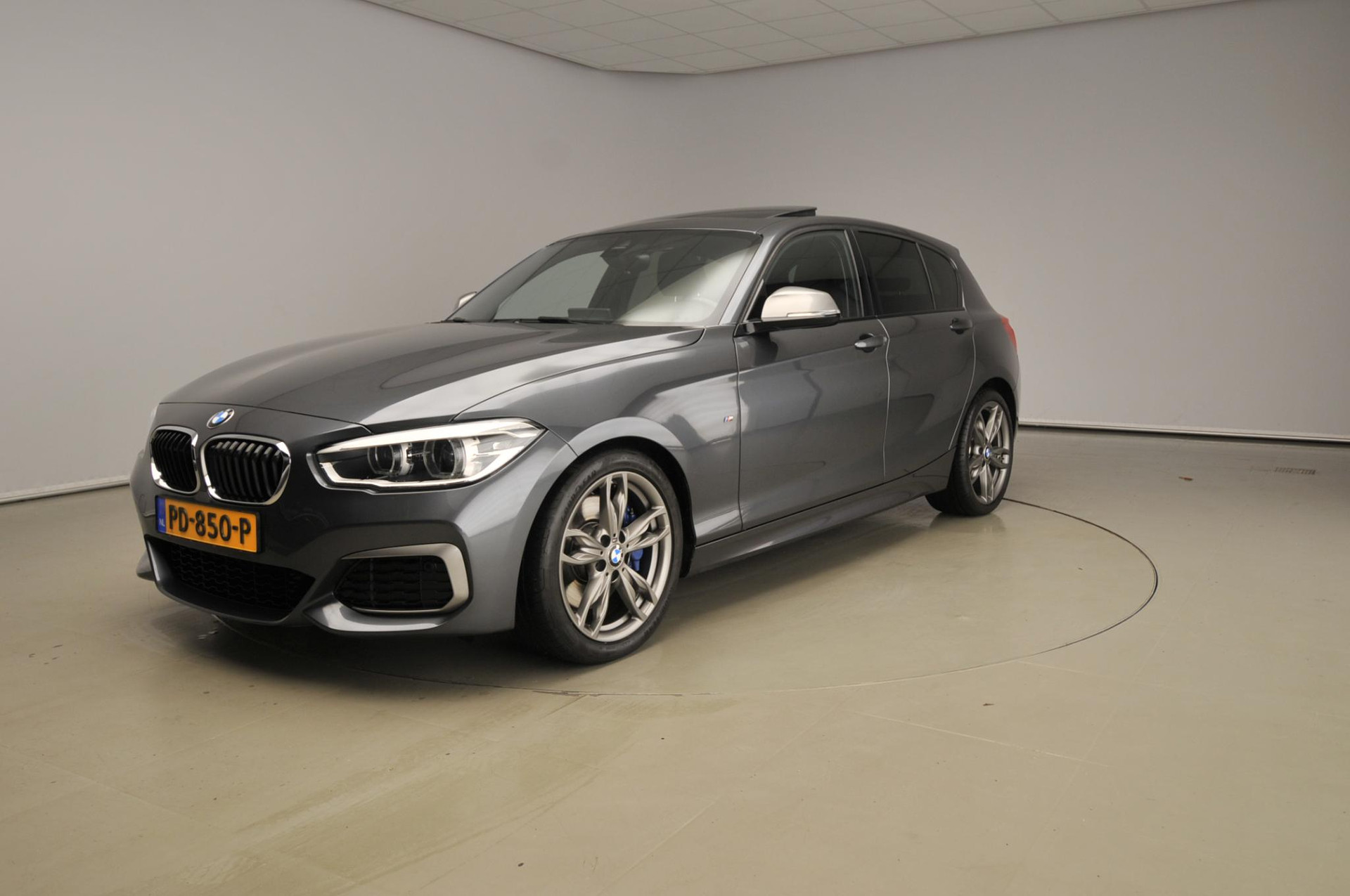 BMW 1-serie 5-deurs M140i | M-Sportpakket | LED | Navigatie | Schuifdak | Elektr. zetels | Keyles go | Harman-kardon sound | Alu 18 inch