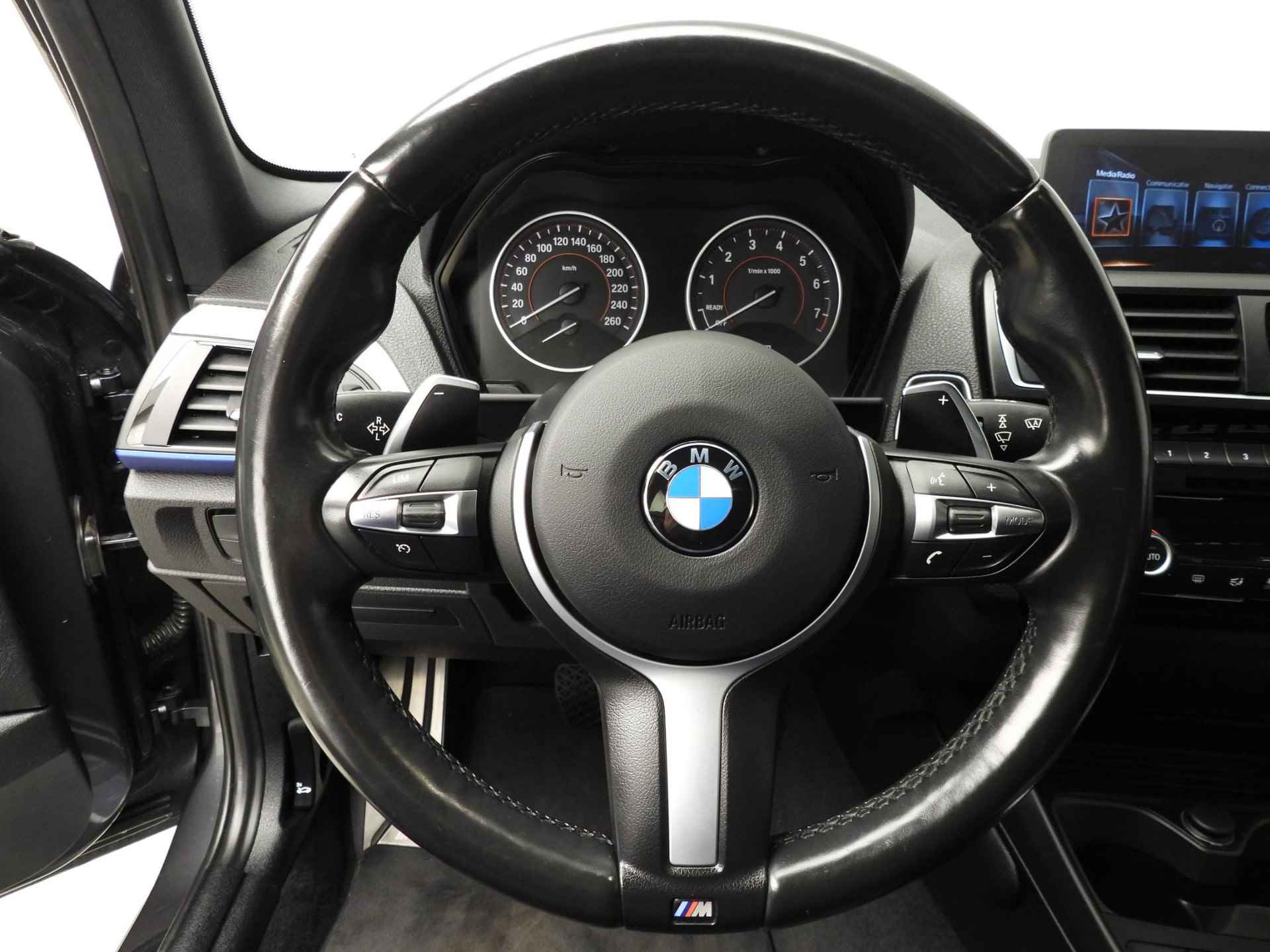 BMW 1-serie 5-deurs M140i | M-Sportpakket | LED | Navigatie | Schuifdak | Elektr. zetels | Keyles go | Harman-kardon sound | Alu 18 inch - 12/48