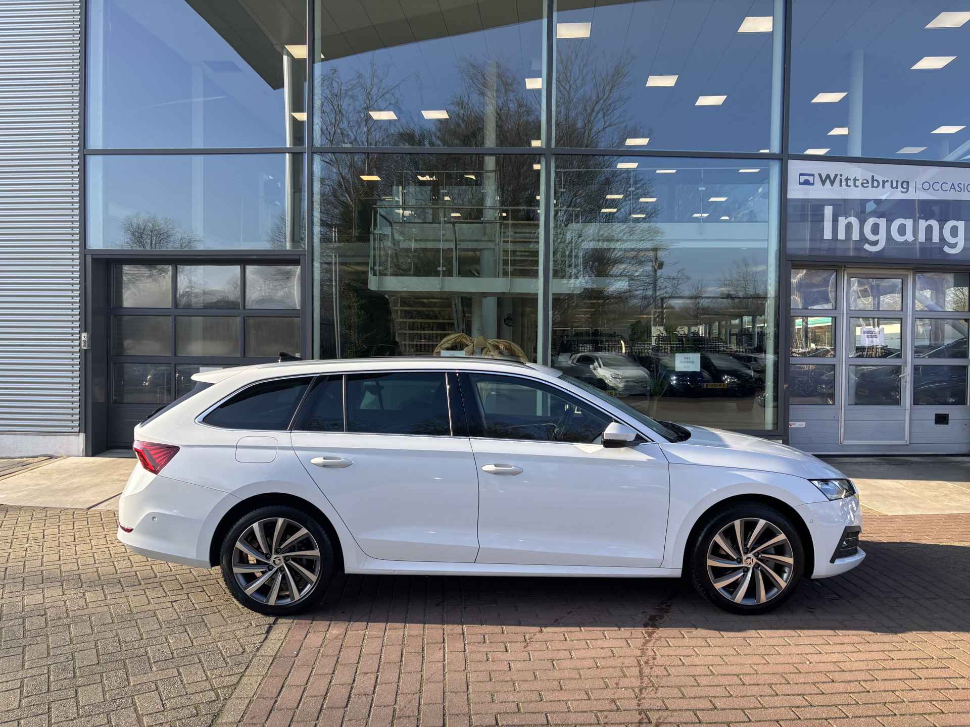 Škoda Octavia Combi 1.4 TSI iV PHEV Business Edition / Panorama dak / Leder interieur / Led Matrix / 18 Inch - 34/36