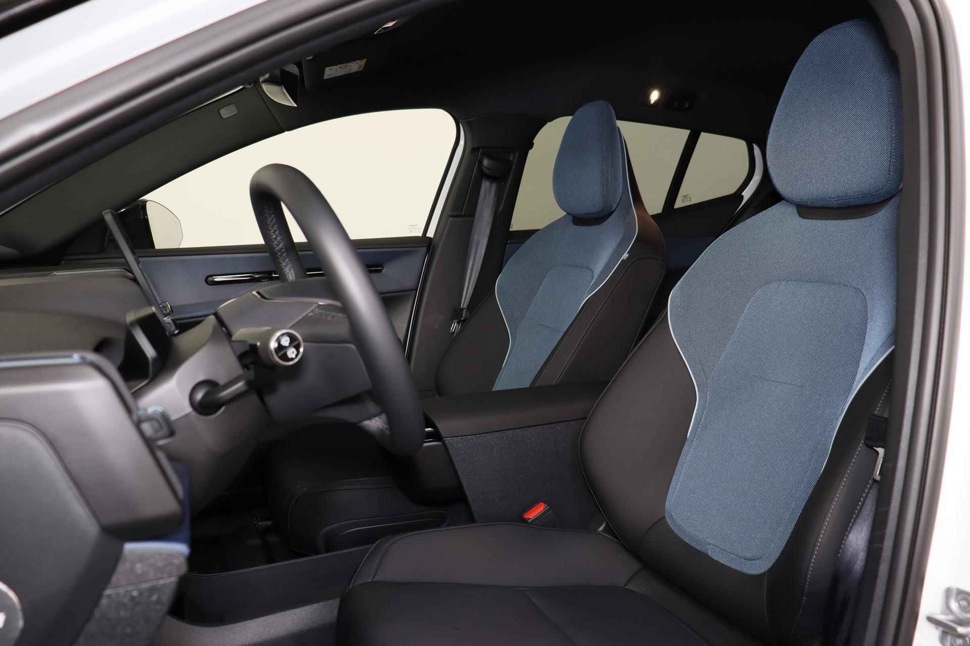 Volvo EX30 Single Motor Extended Range Plus 69 kWh -Adaptive Cruise Control - Pine interieur - Climate pack - Parkeercamera achter - Harman Kardon Audio - Elektrisch bedienbare voorstoelen - Verwarmde voorstoelen & stuur - Parkeersensoren voor & achter - Draadloze tel. lader - Extra getint glas - 21' LMV - 17/20