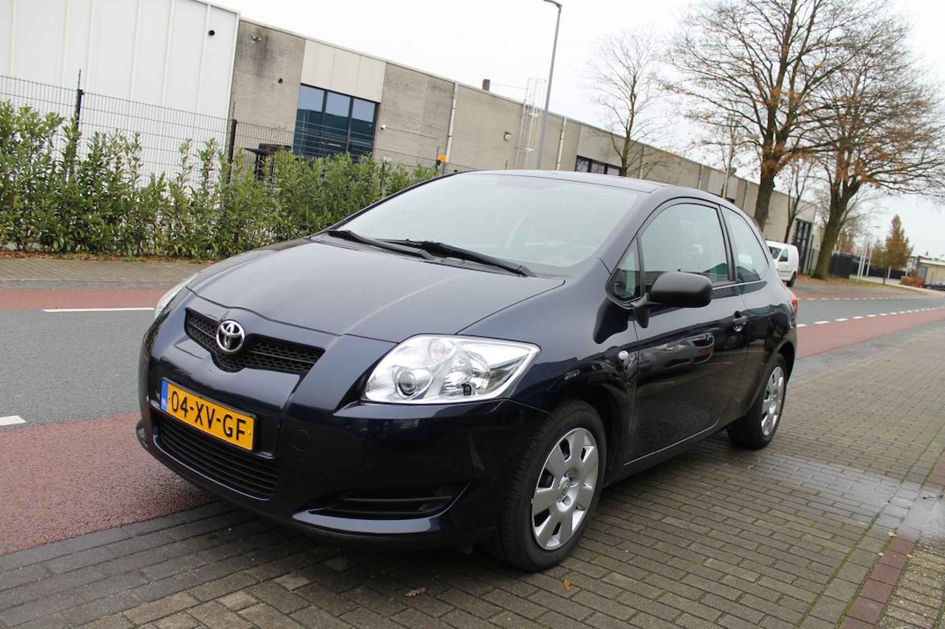 TOYOTA Auris 1.4-16V Terra - 2/13