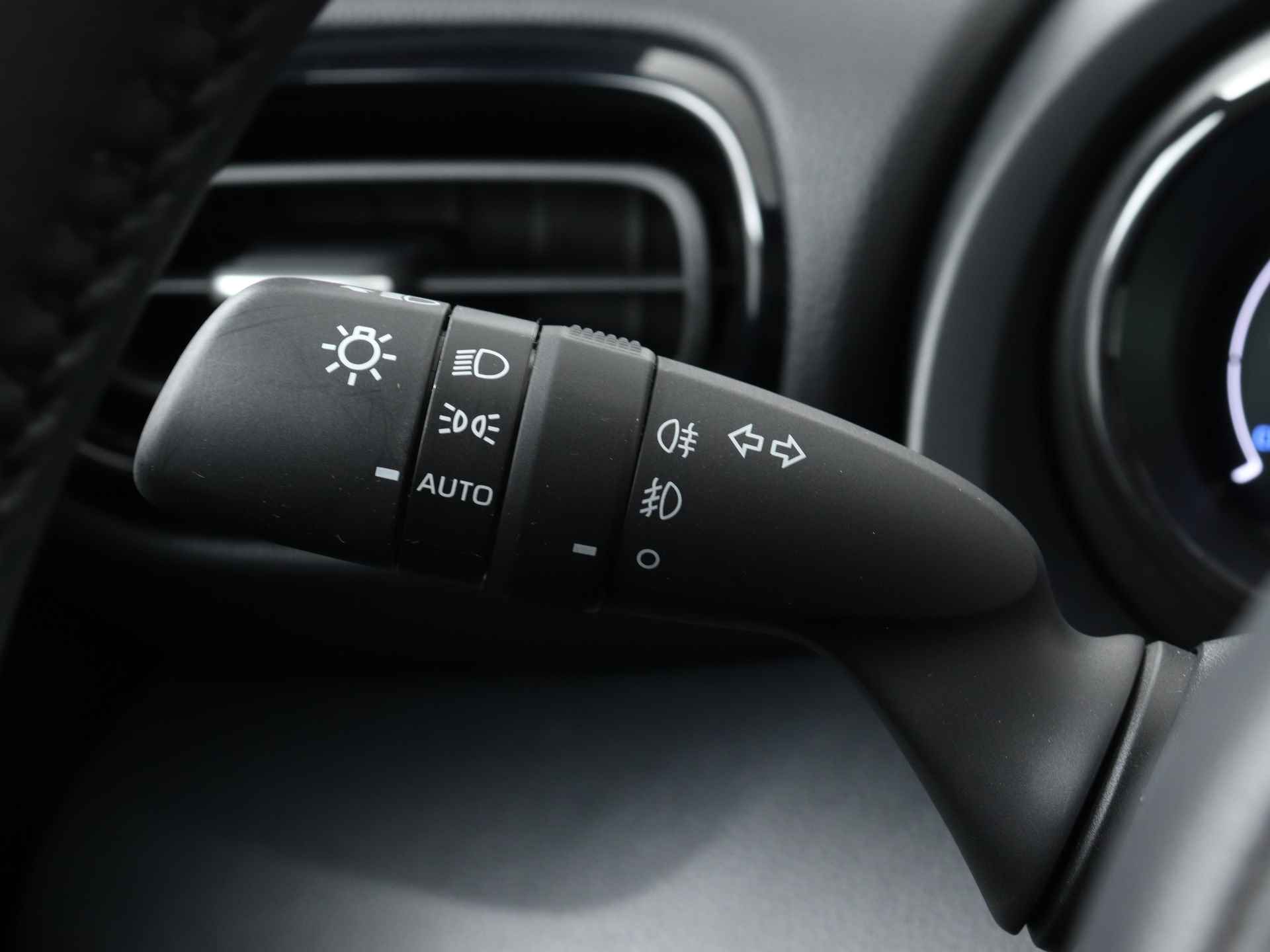 Toyota Yaris 1.5 Hybrid Executive Limited | Navigatie | Stoelverwarming | Lichtmetalen Velgen | - 24/43