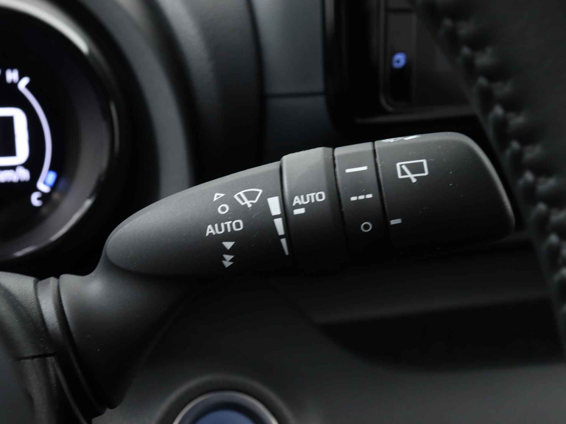 Toyota Yaris 1.5 Hybrid Executive Limited | Navigatie | Stoelverwarming | Lichtmetalen Velgen | - 25/43