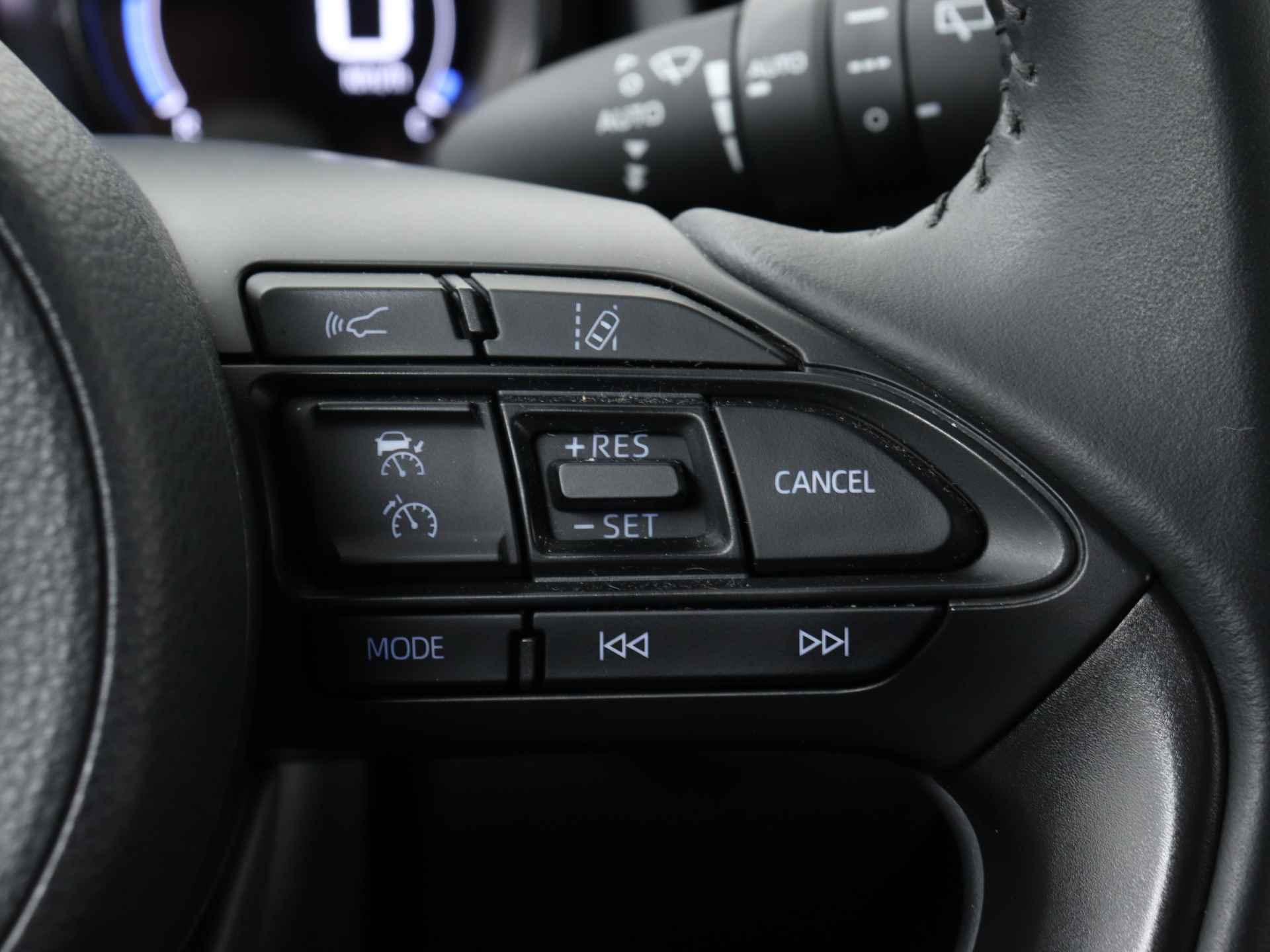 Toyota Yaris 1.5 Hybrid Executive Limited | Navigatie | Stoelverwarming | Lichtmetalen Velgen | - 26/43