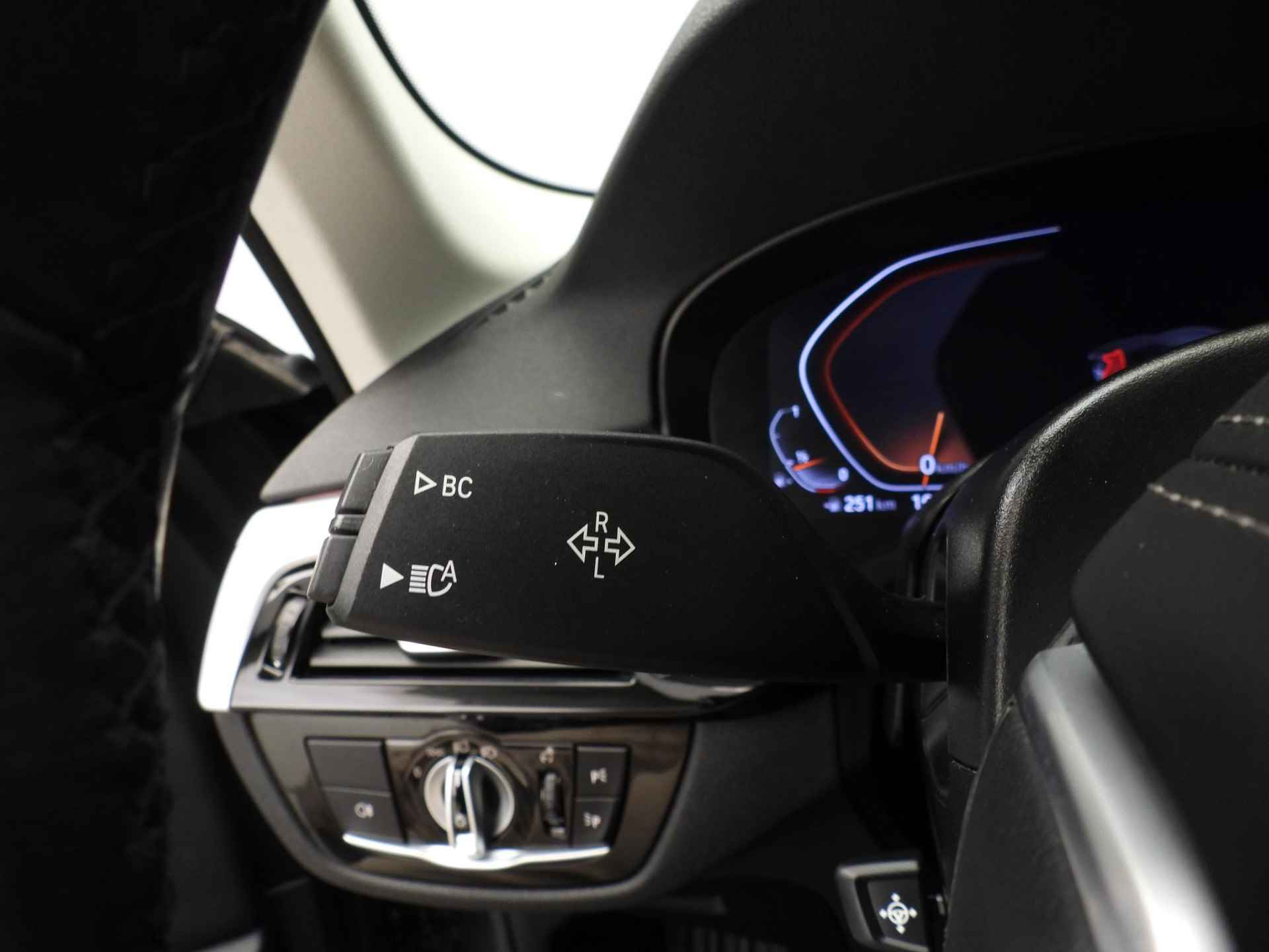 BMW 5 Serie Touring 520i | LED | Leder | Navigatie | Comfortzetels | Trekhaak | Stoelverwarming | DAB | Alu 17 inch - 25/39