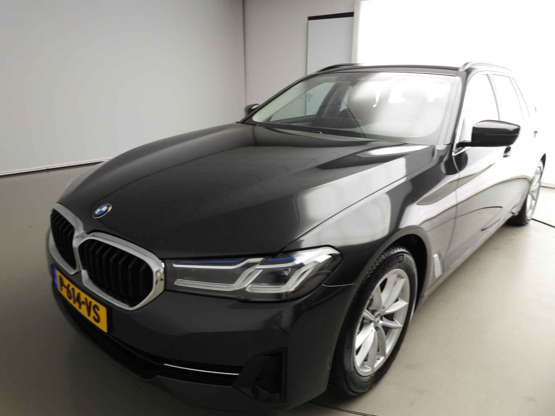 BMW 5 Serie Touring 520i | LED | Leder | Navigatie | Comfortzetels | Trekhaak | Stoelverwarming | DAB | Alu 17 inch - 36/39