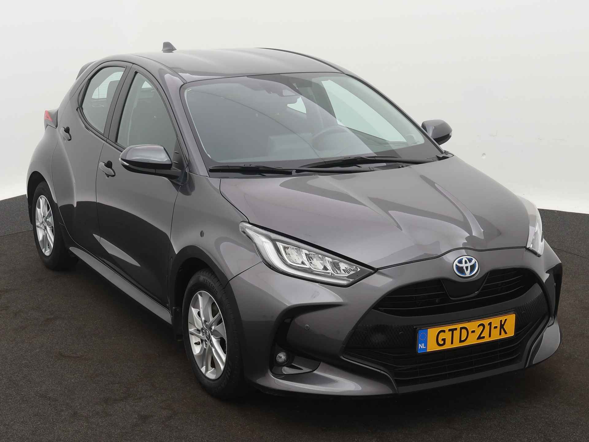 Toyota Yaris 1.5 Hybrid Active Plus Limited | LED | Voorstoelen verwarmd | Camera | Parkeersensoren | - 28/45