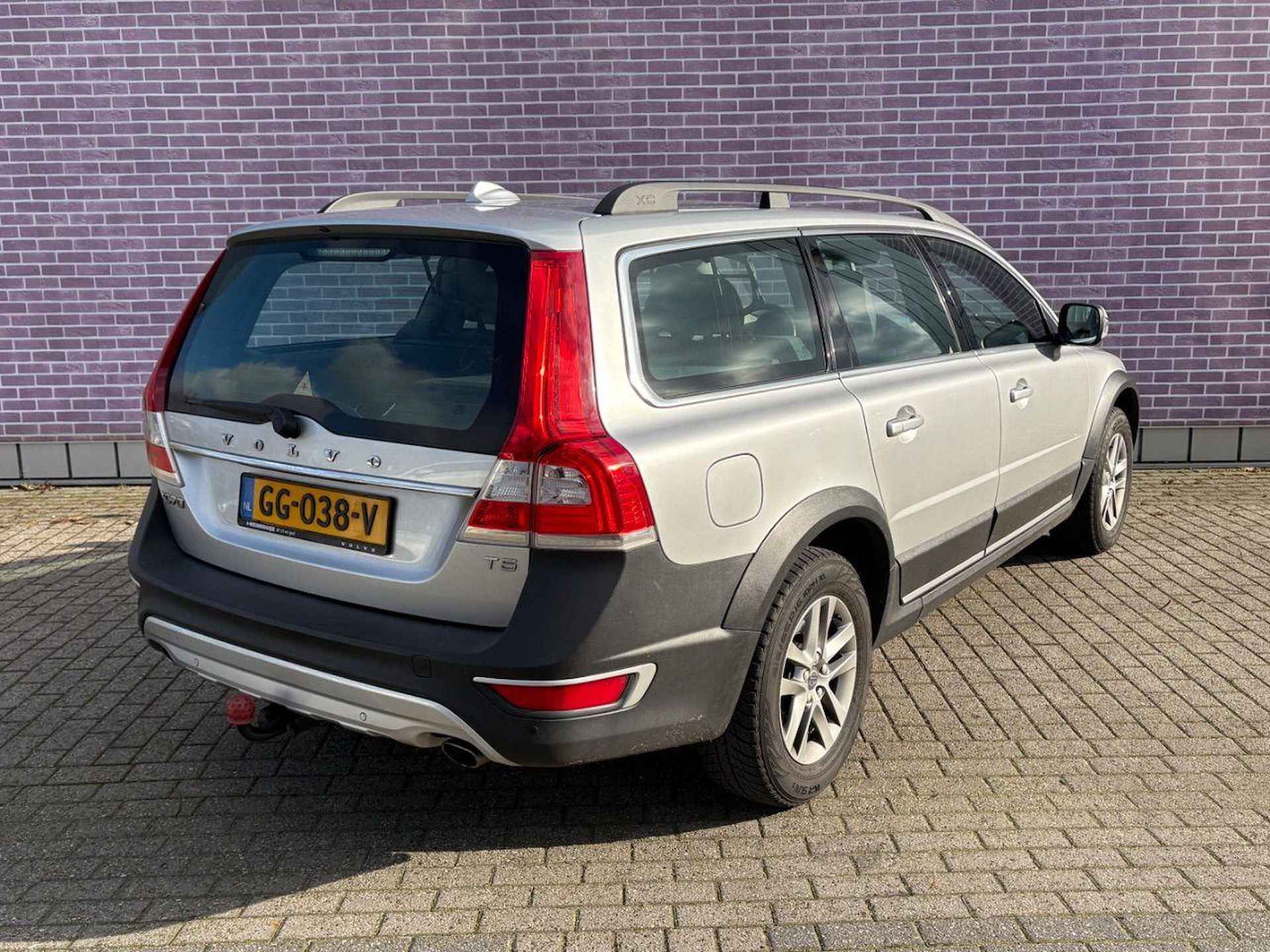 Volvo XC70 2.0 T5 FWD Kinetic | Trekhaak | Dealer onderhouden | Stoelverwarming | Navigatie | Elektrisch achterklep | Lederen bekleding | Xenon | Parkeer verwarming - 3/3