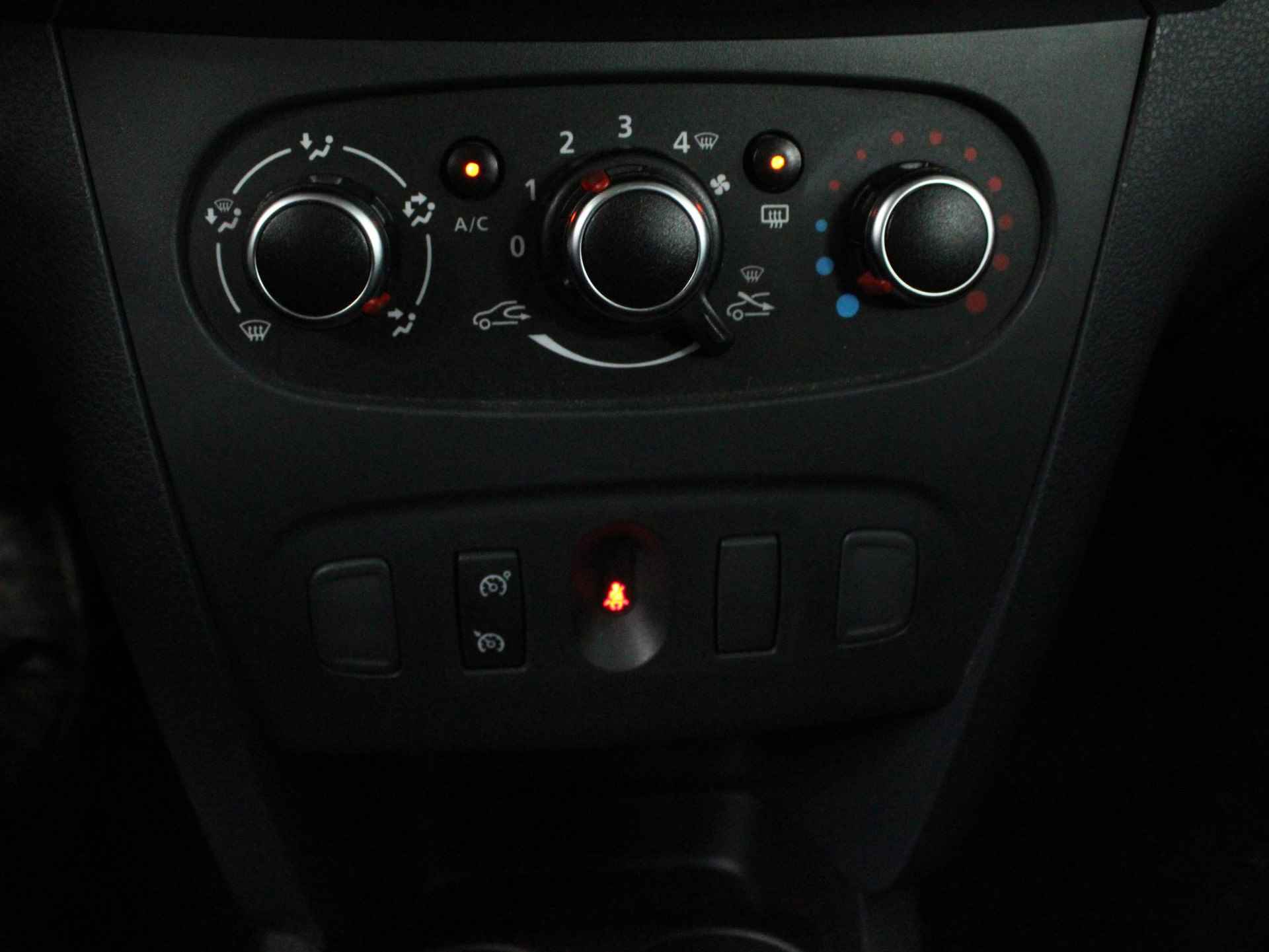 Dacia Sandero 1.0 TCe 100 Comfort | LED | PDC | Navi | DAB+ | Airco | Cruise | Bluetooth | 29.617 KM! | Stoelverwarming - 40/42