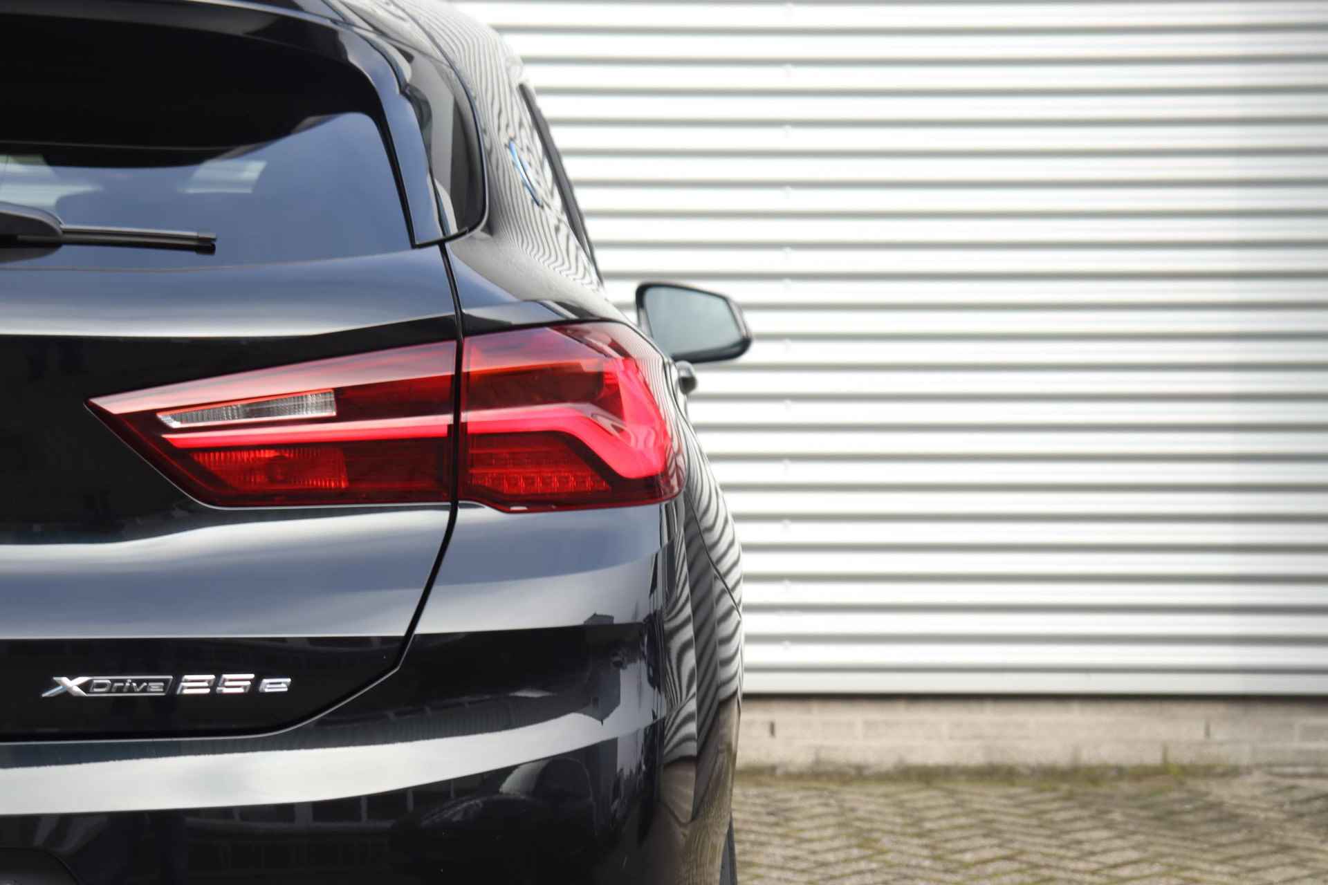 BMW X2 xDrive25e | High Executive | M Sportpakket | Driving Assistant Plus | Achteruitrijcamera | Head-Up | Comfort Access | HiFi | Active Cruise Control | Elektr. Achterklep | 19''LMV - 34/35