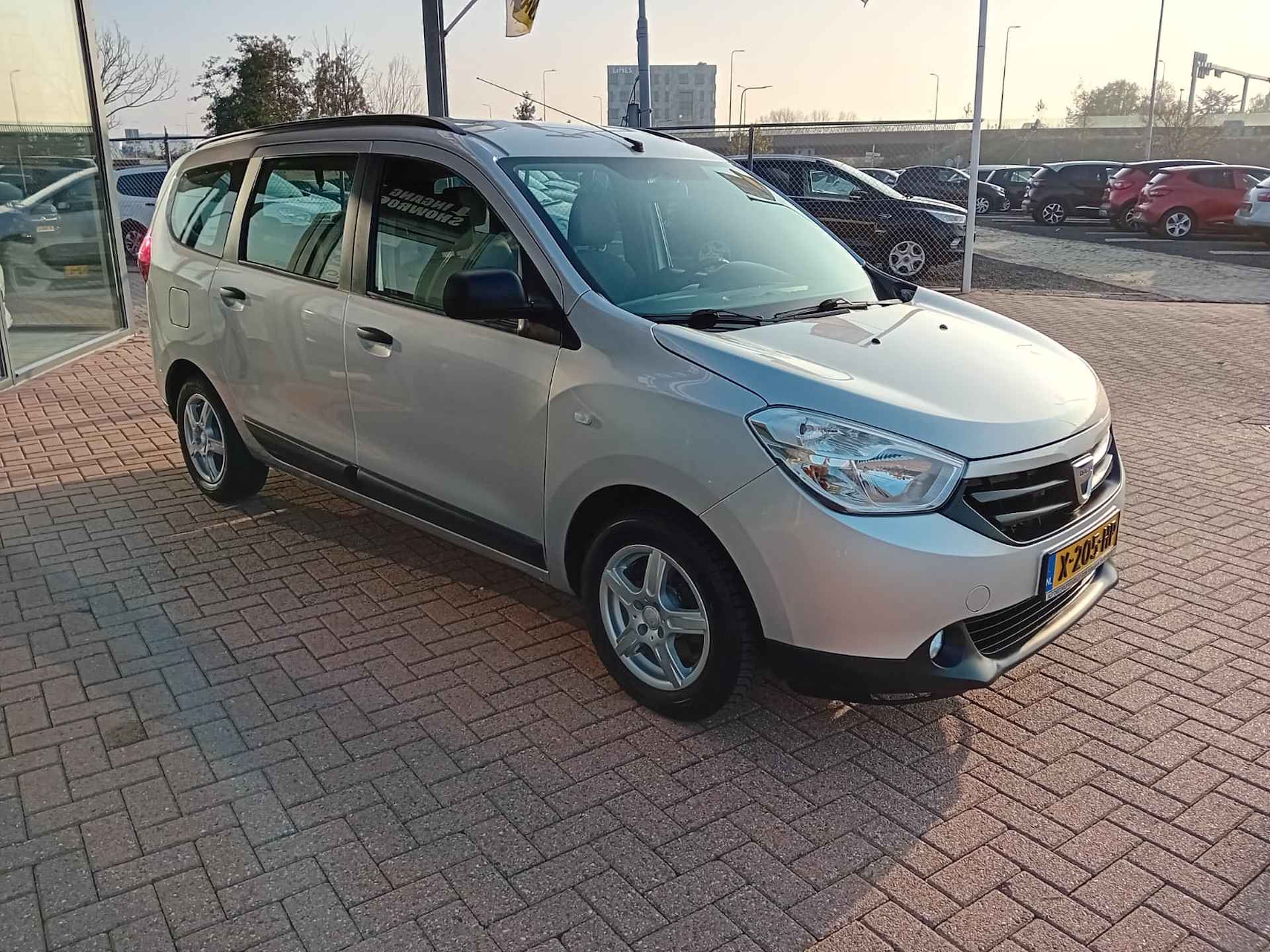 Dacia Lodgy 1.2 TCe Ambiance 7p. Multimediasysteem, Bluetooth Telefoonverbinding, Cruise control, Elektrische ramen, Lichtmetalen velgen, Nette auto, Dealer onderhouden, BOVAG - 4/22